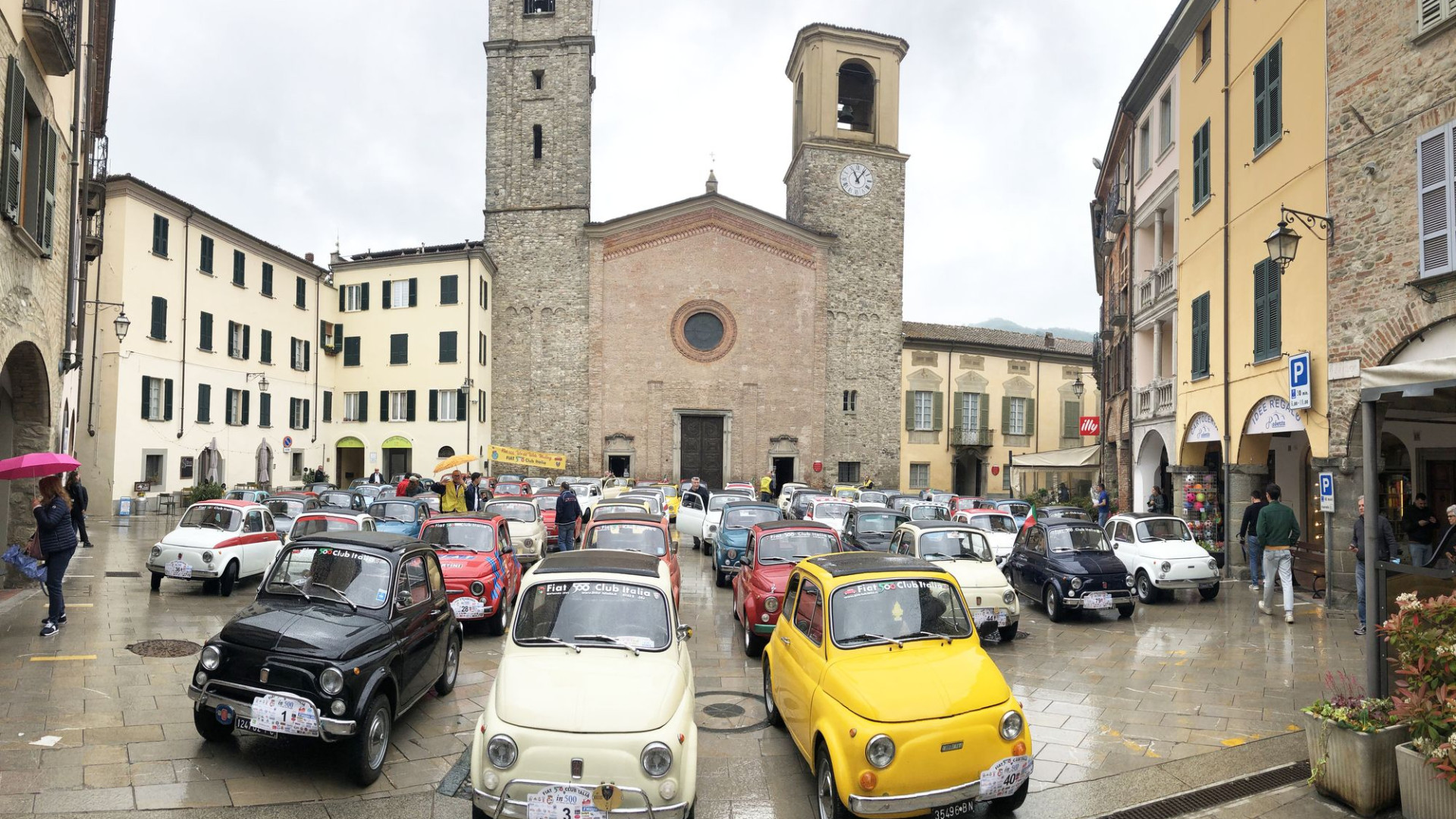 Un'ottantina di 500 storiche ha sfilato per le vie di Bobbio LE FOTO