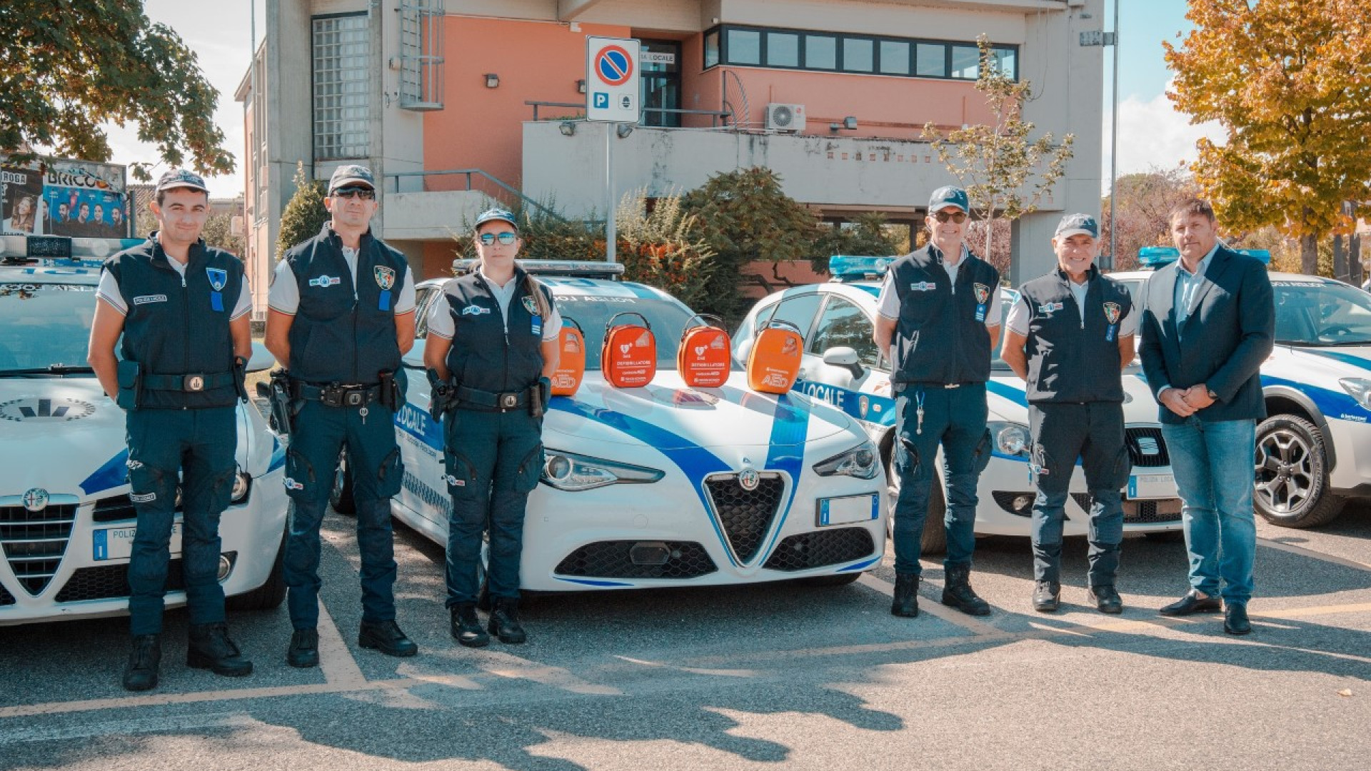 Dieci defibrillatori in dotazione alle auto della Polizia locale