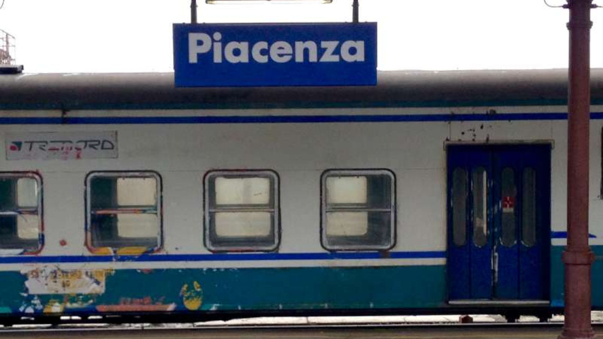 Binario danneggiato, esposto dei pendolari. Dal 31 luglio linea ferroviaria ripristinata