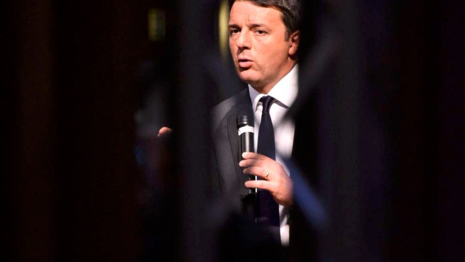 "Si finse Matteo Renzi per fargli staccare l'energia elettrica di casa"
