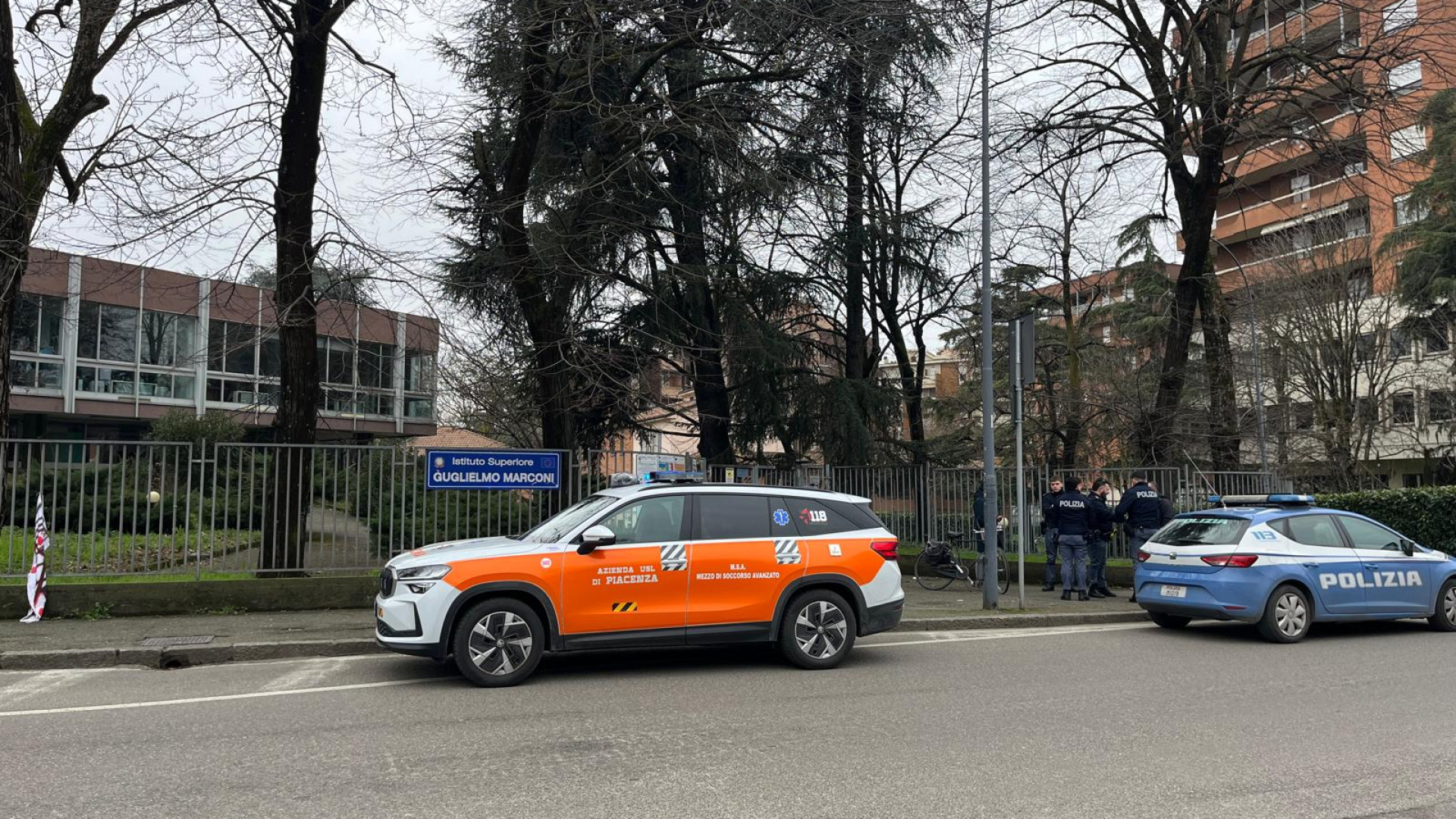 Spray al peperoncino all'Isii Marconi: in ospedale bidella e 12 studenti intossicati