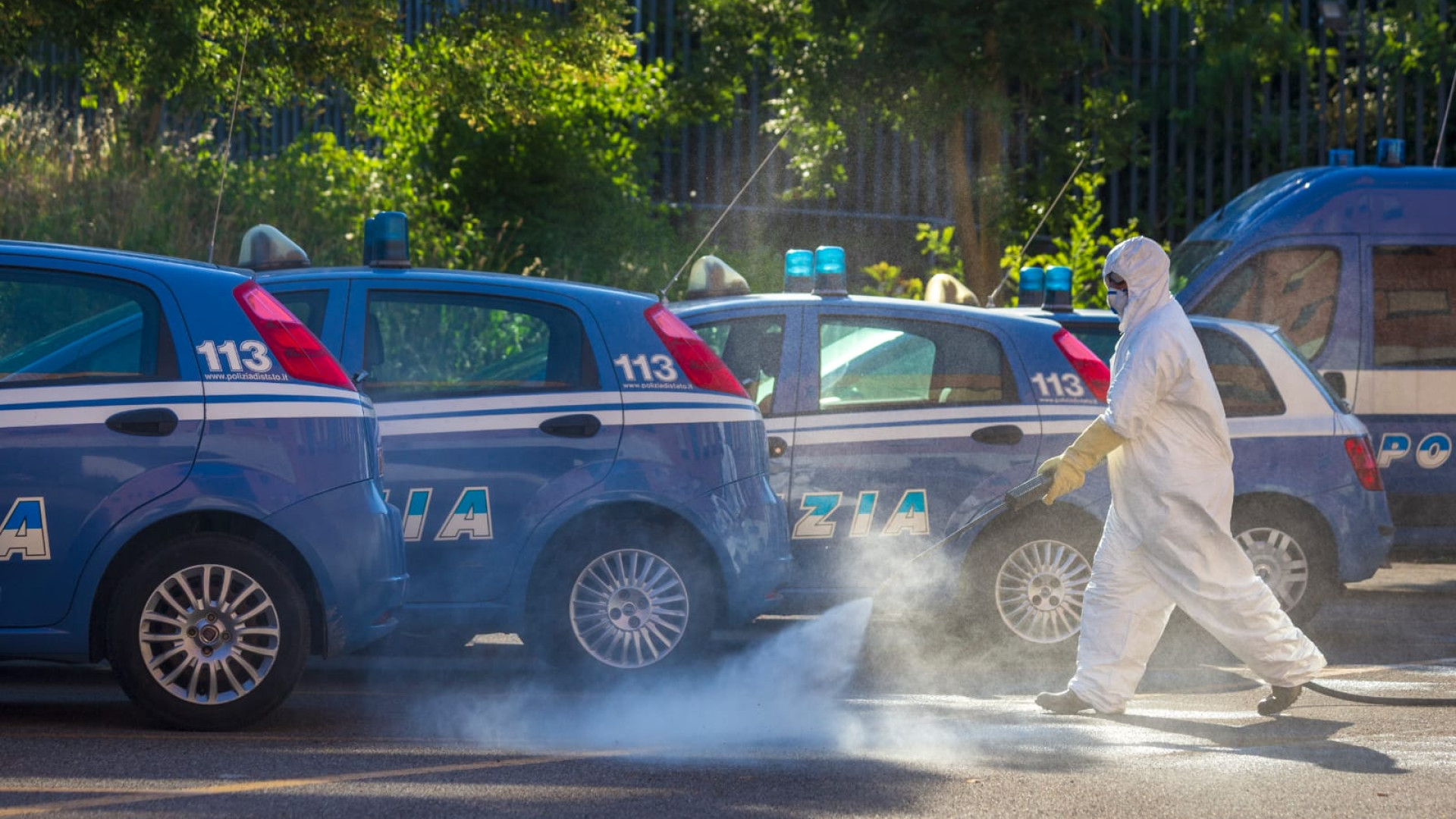 Pontieri al lavoro per sanificare questura e comando carabinieri