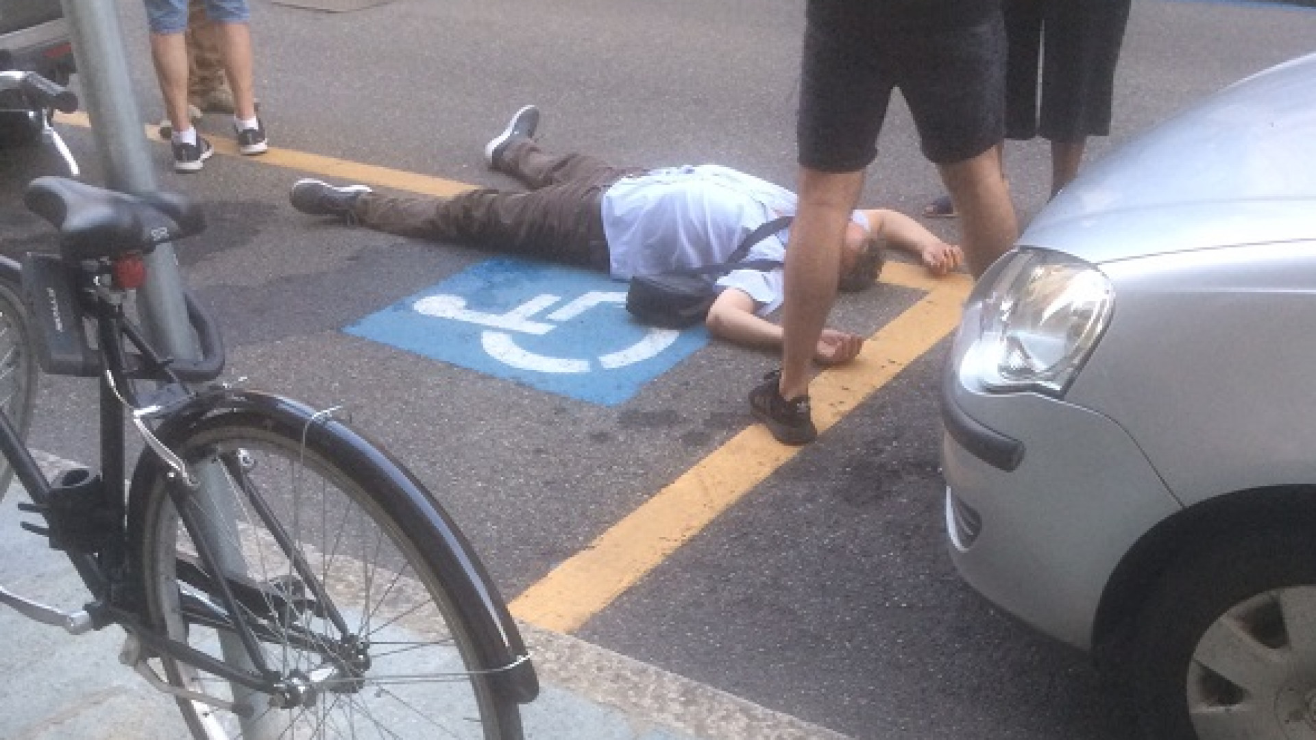 Uomo riverso a terra in via Pozzo: "E' stato colpito da alcune persone poi fuggite"