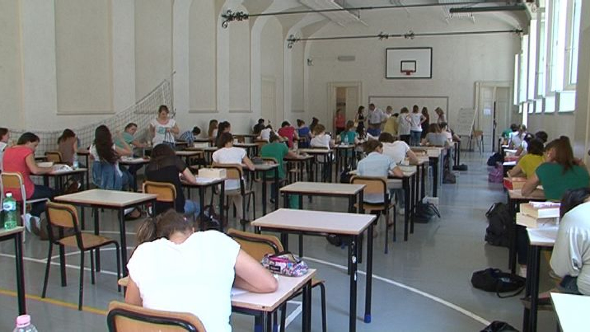 Maturità: studenti impegnati nella seconda prova d'esame. Al classico "Quintiliano"