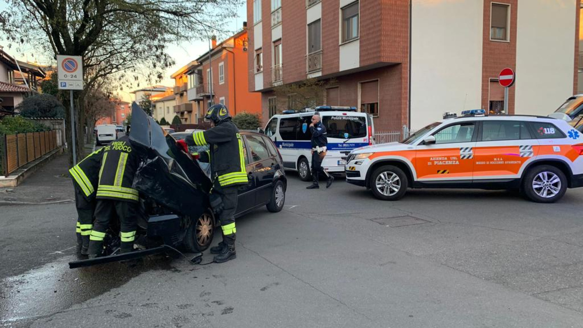 Frontale in via Sidoli, scontro tra auto e furgone. Ferita donna incinta