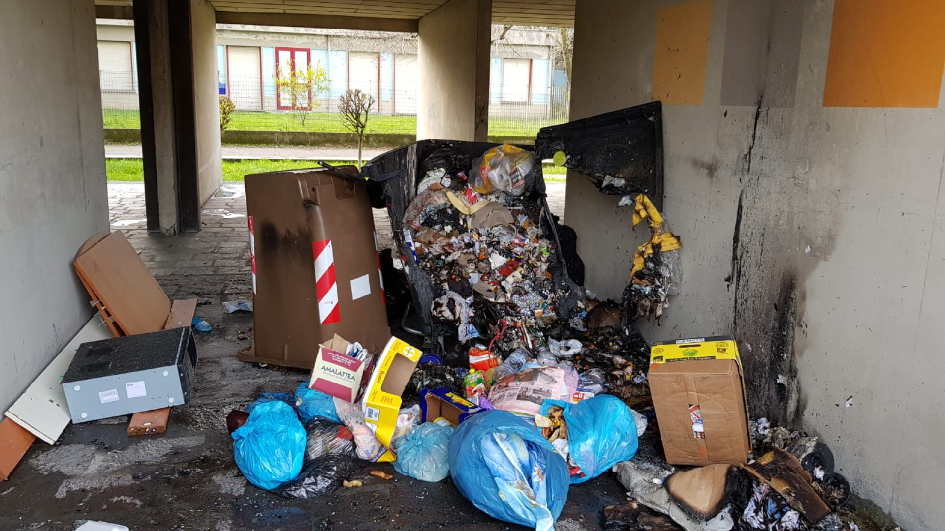 Cassonetto incendiato in via Marinai d'Italia: bambina intossicata