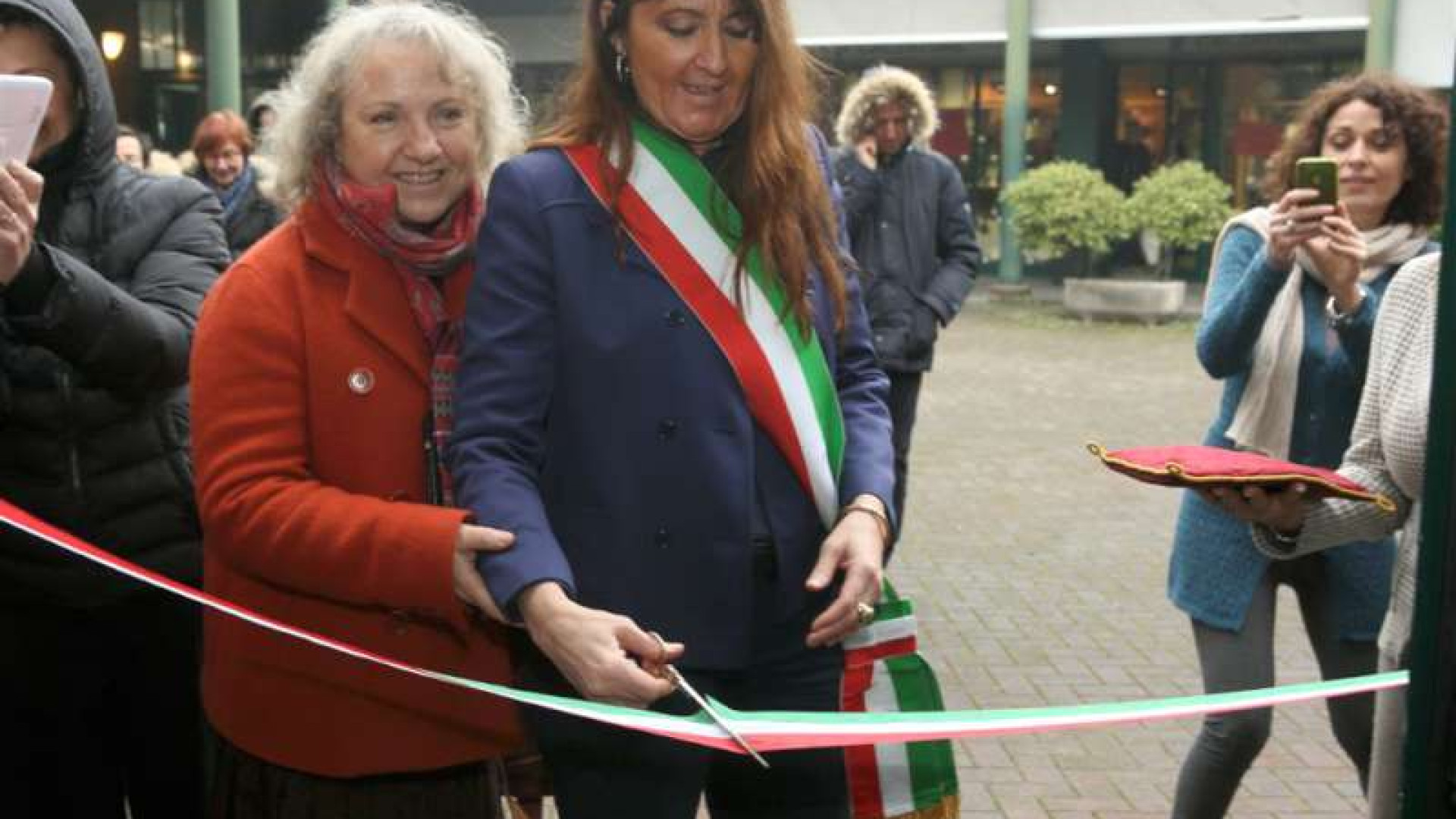 Taglio del nastro alla Farnesiana per la biblioteca: 7mila volumi disponibili