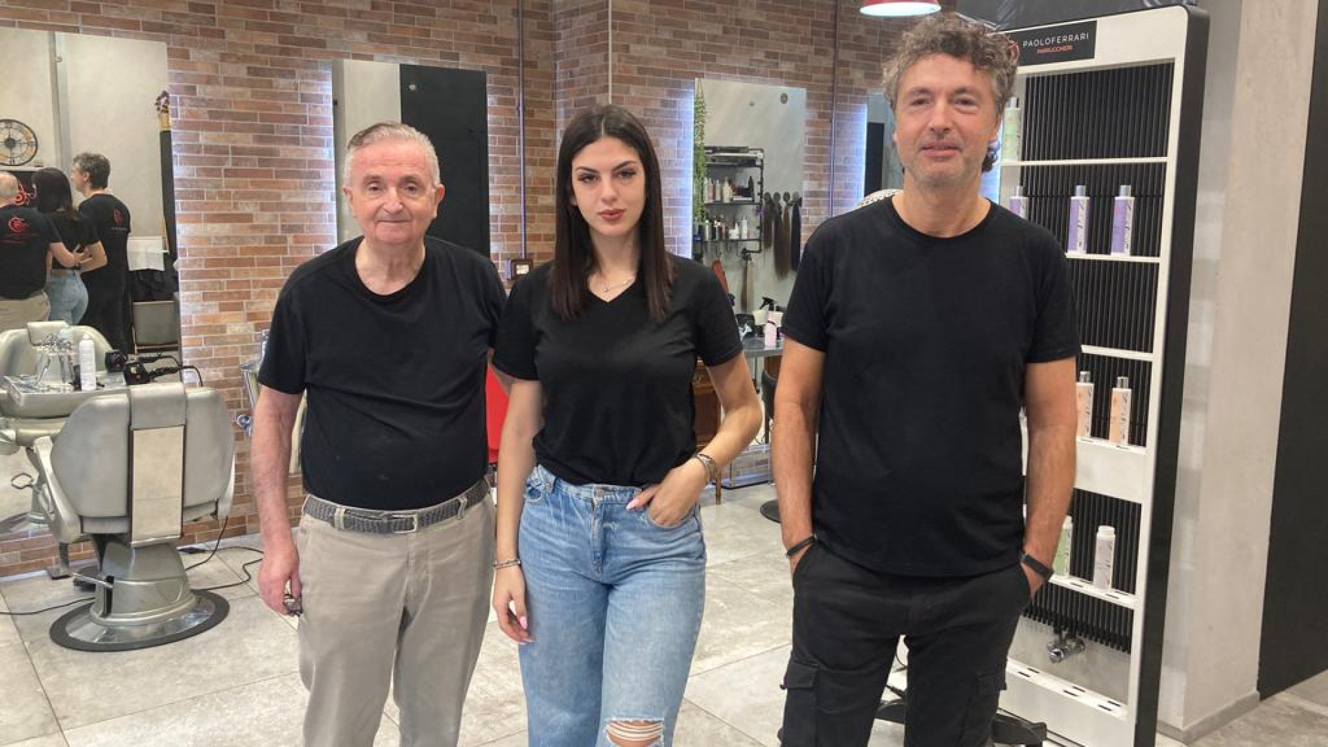 Dal rasoio a TikTok: Gianni e Alice, il parrucchiere si evolve da nonno a nipote