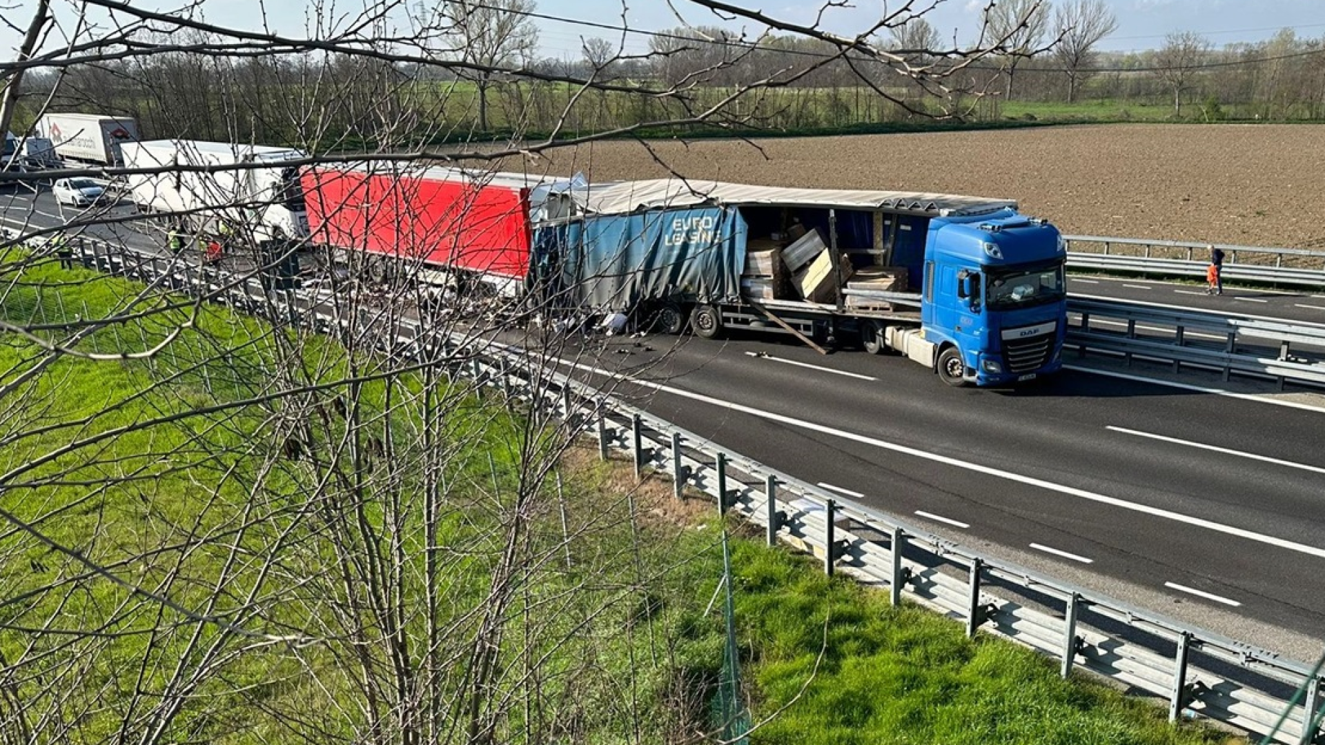 Tamponamento tra due camion in A21 tra Stradella e Castel San Giovanni: un ferito
