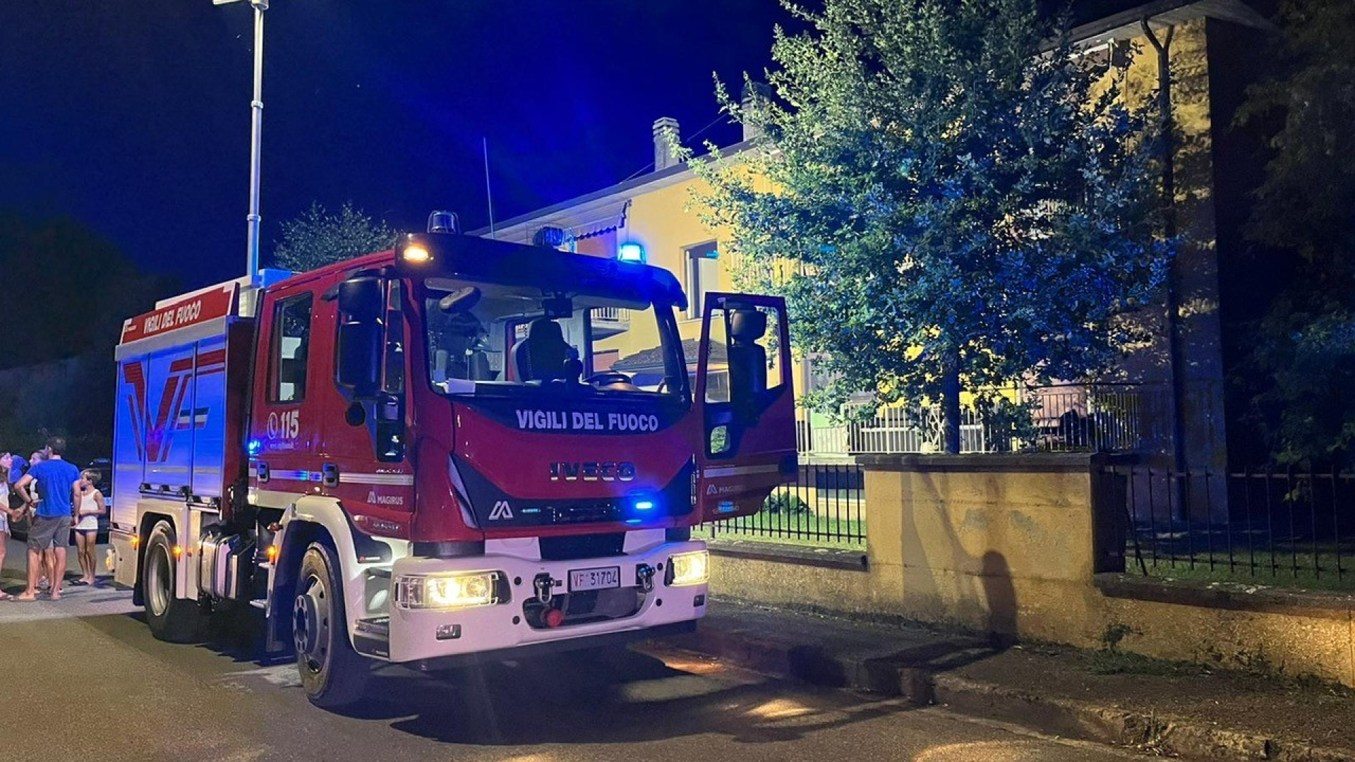 Gossolengo, fumo da un appartamento: abitanti in strada e pompieri in azione