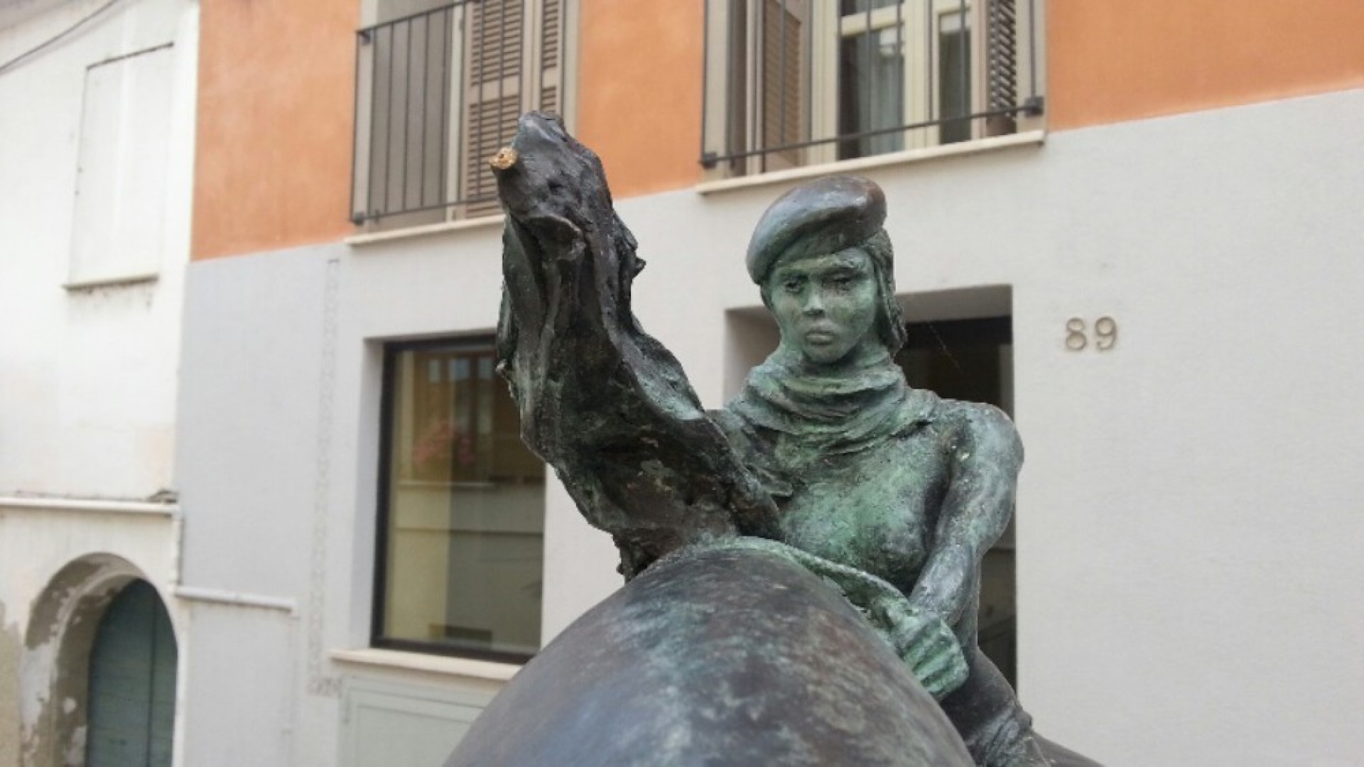 Vandalizzato il monumento sulla Muntà di ratt. Spezzata la lancia