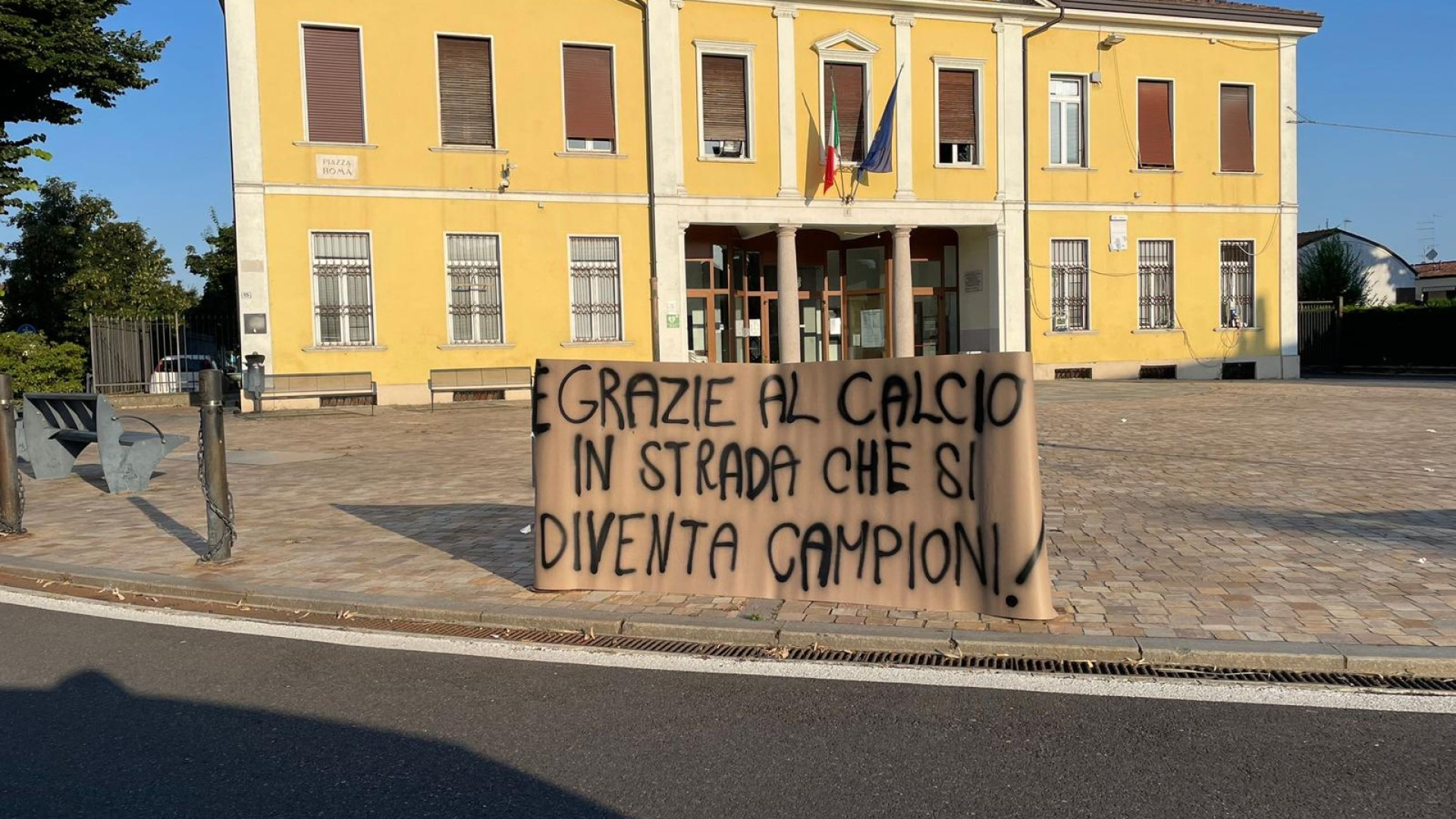 Gossolengo, proteste per la chiusura del campetto di notte: paese diviso