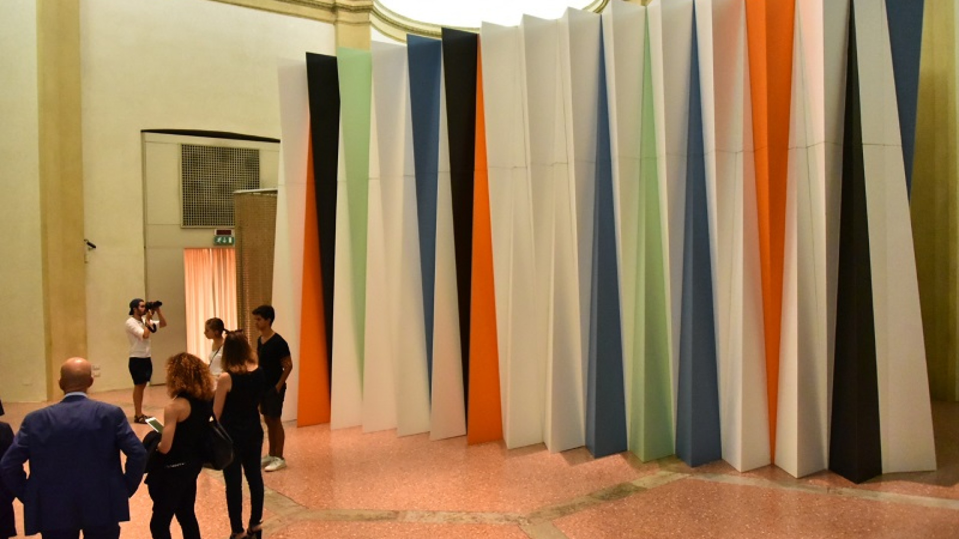Palazzo Farnese si arricchisce: arrivata l'opera "Chinese Theatre" di Tuttofuoco