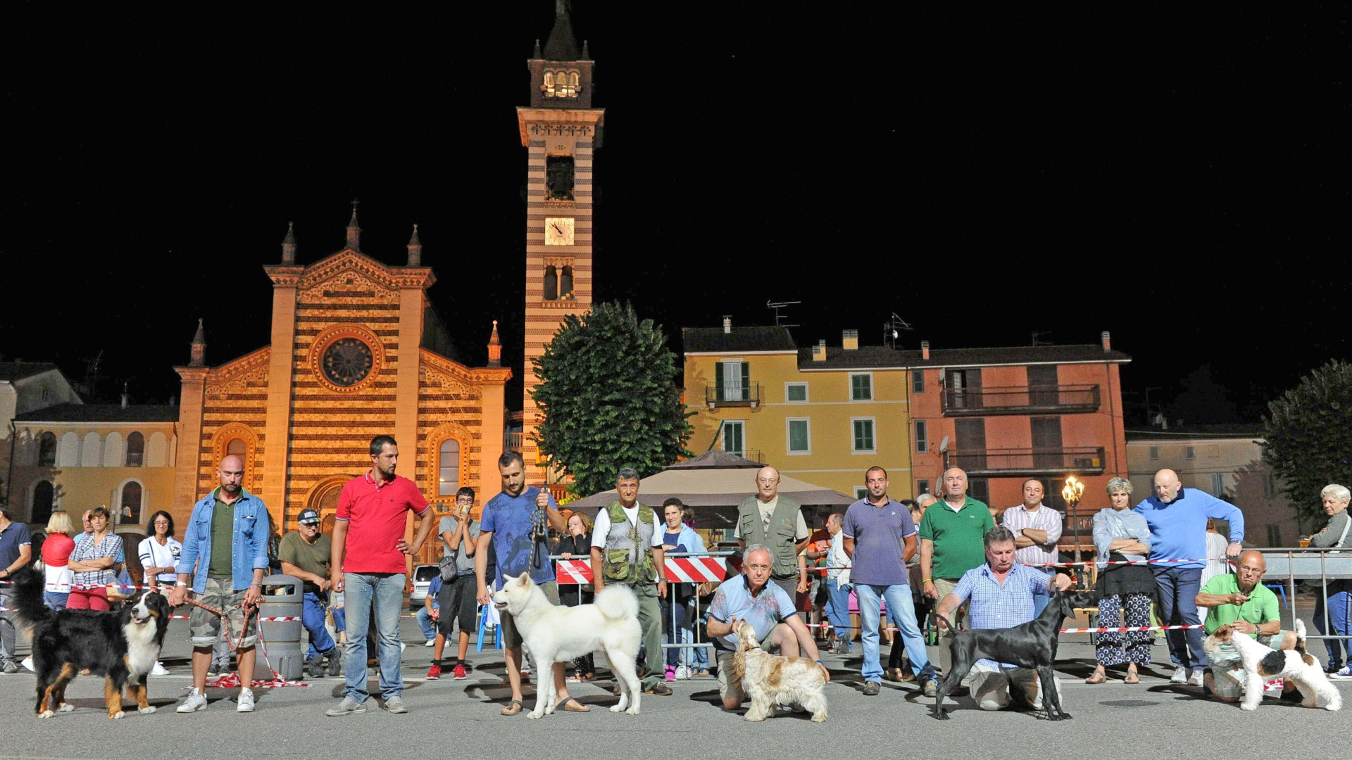 Amici a quattro zampe protagonisti in piazza a Bettola. LE FOTO