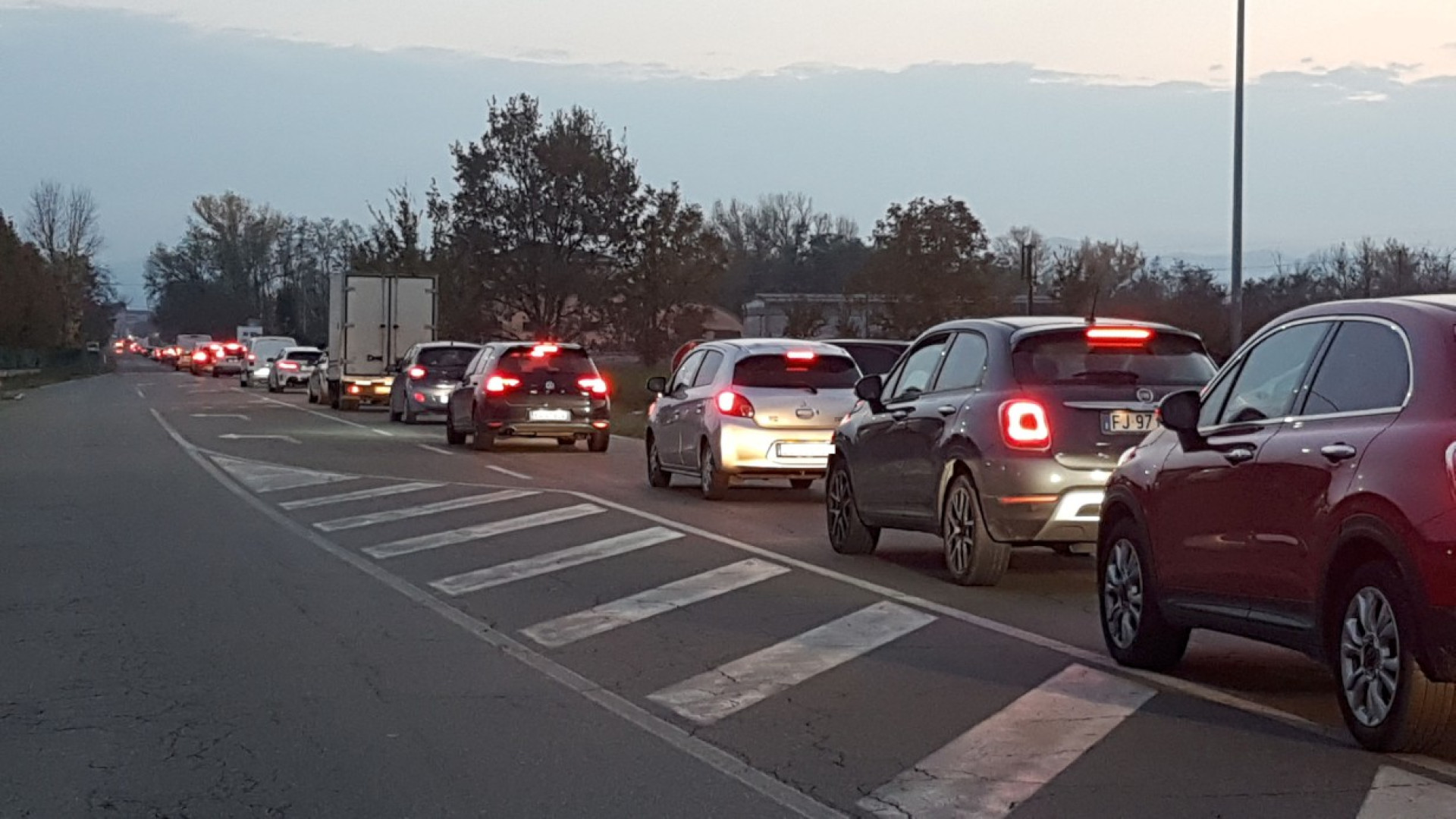 Lavori sulla 421 a Borgonovo, automobilisti spazientiti: "Bene, ma fateli di notte"