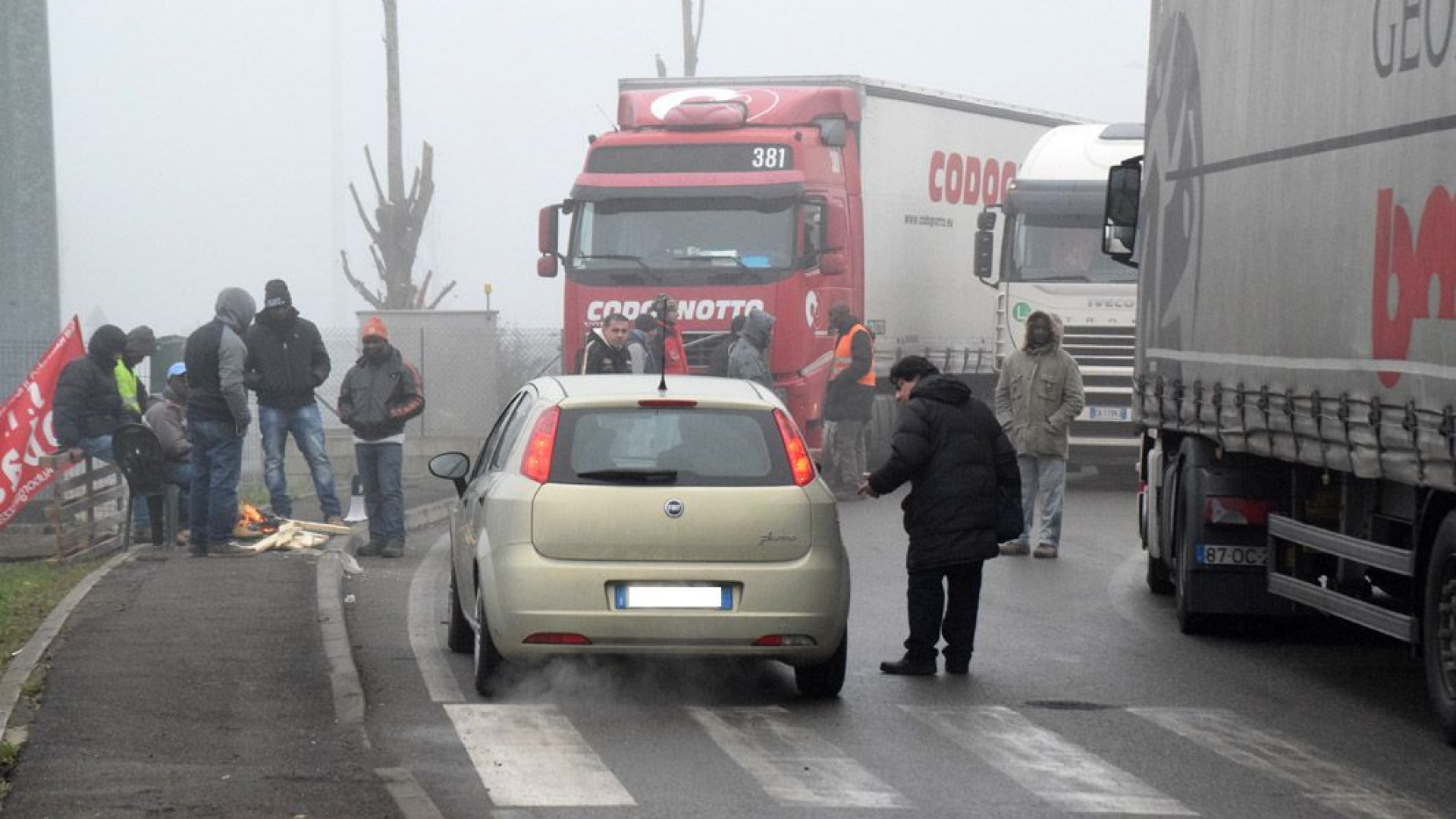 Ikea, tornano i picchetti: bloccato l’accesso dei camion al magazzino