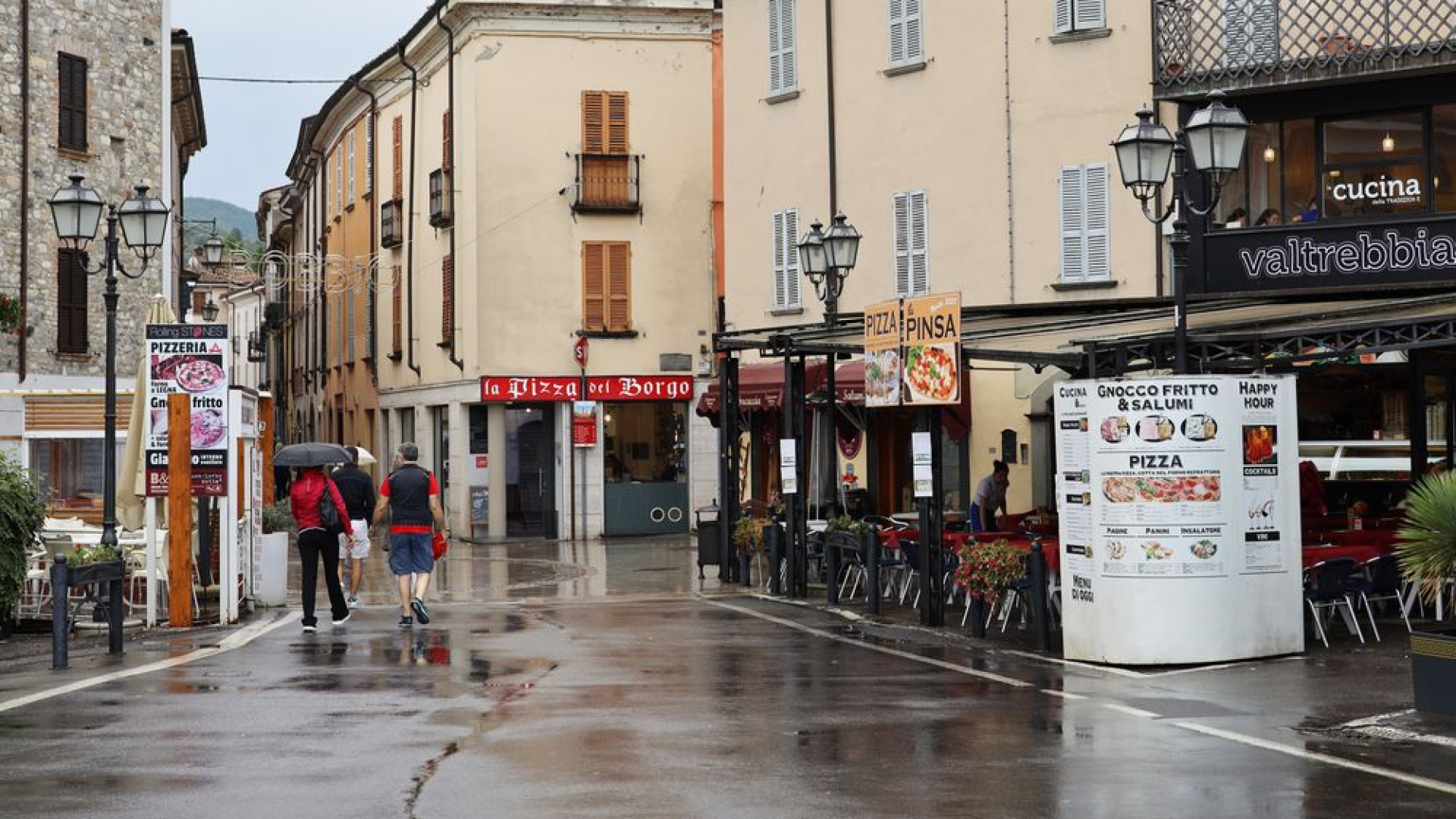 "Guerra" di cartelli su pizza e gnocco fritto a Bobbio. "Ora toglieteli tutti"