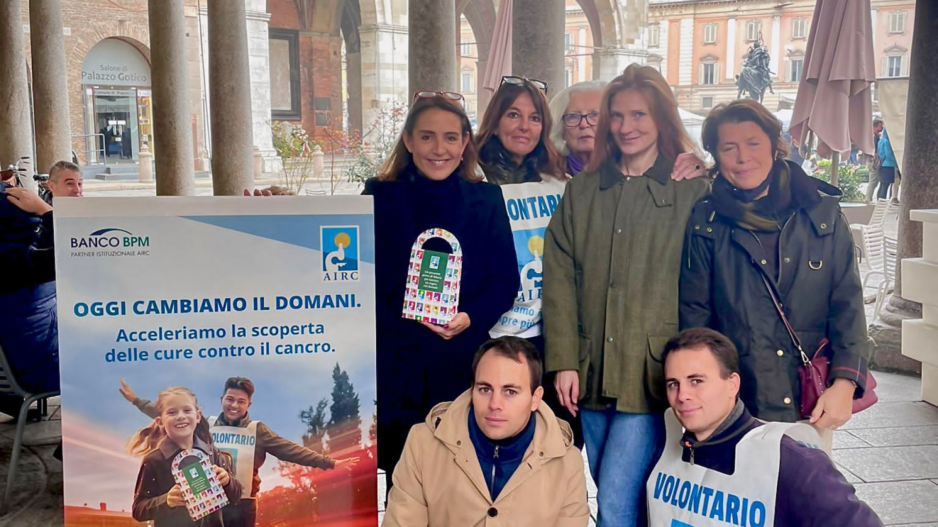 "Oggi cambiamo il domani". Cioccolatini della ricerca a ruba nei banchetti di Airc