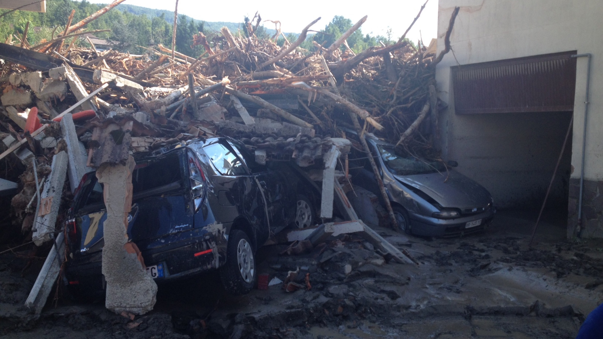 Emergenza alluvione: paesi devastati. Vigilante morto a Bettola, padre e figlio dispersi