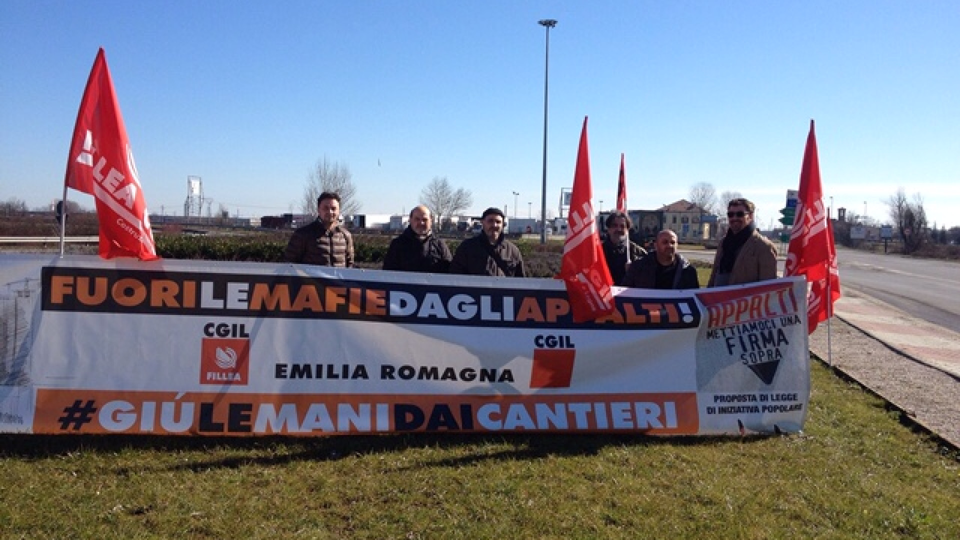 Striscione all’ingresso dell’A1 e 350 firme per dire no alla mafia nei cantieri