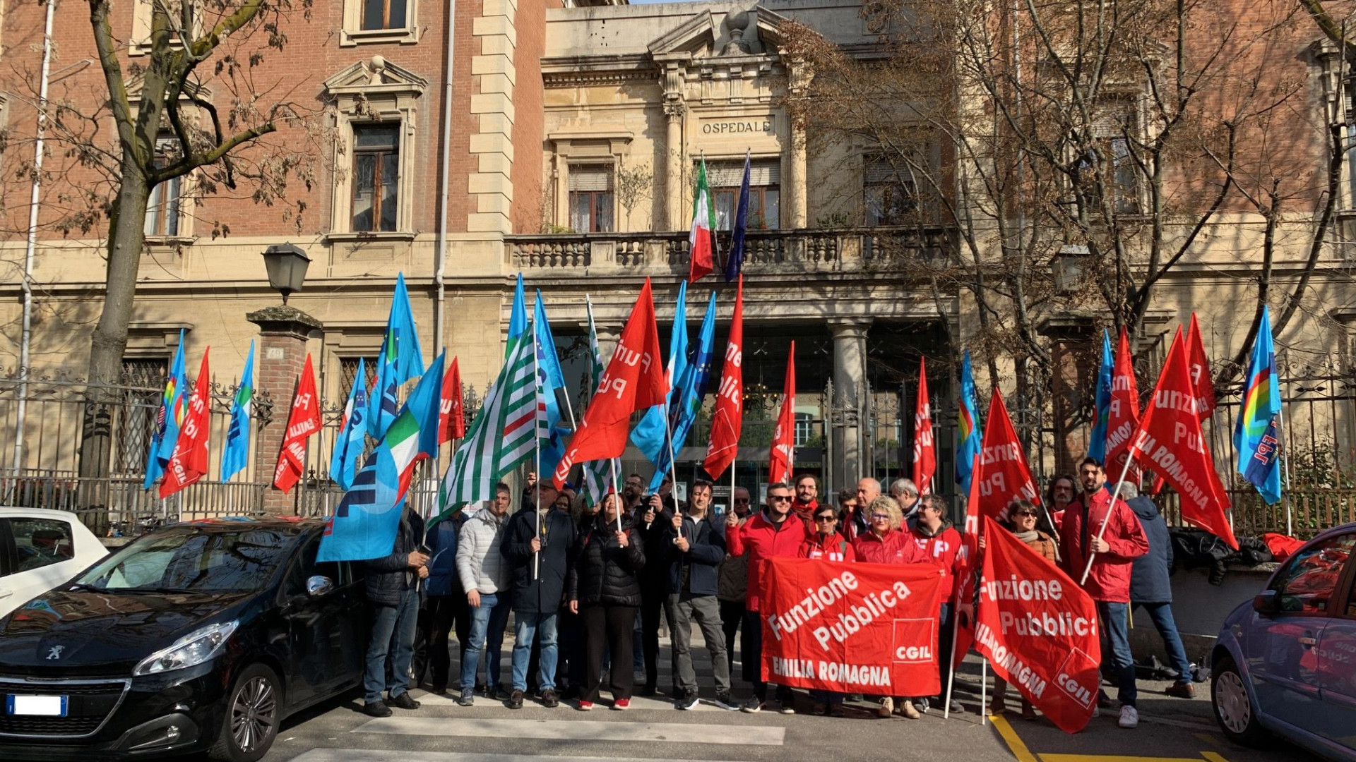 “Difendiamo la sanità pubblica”, presidio sindacati: "Servono nuove assunzioni"