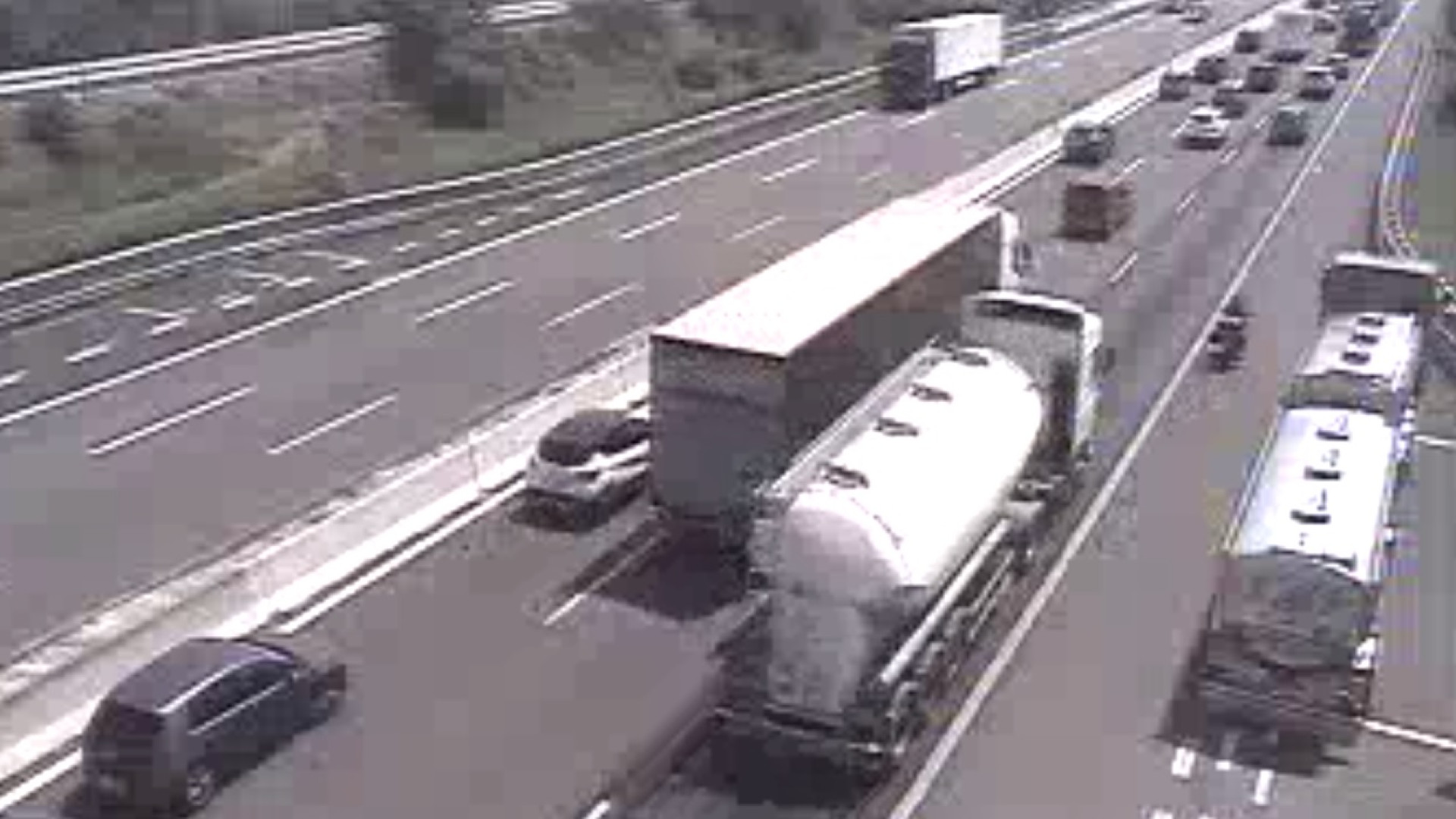 A1, traffico molto intenso verso sud. In mattinata undici chilometri di coda per un incidente