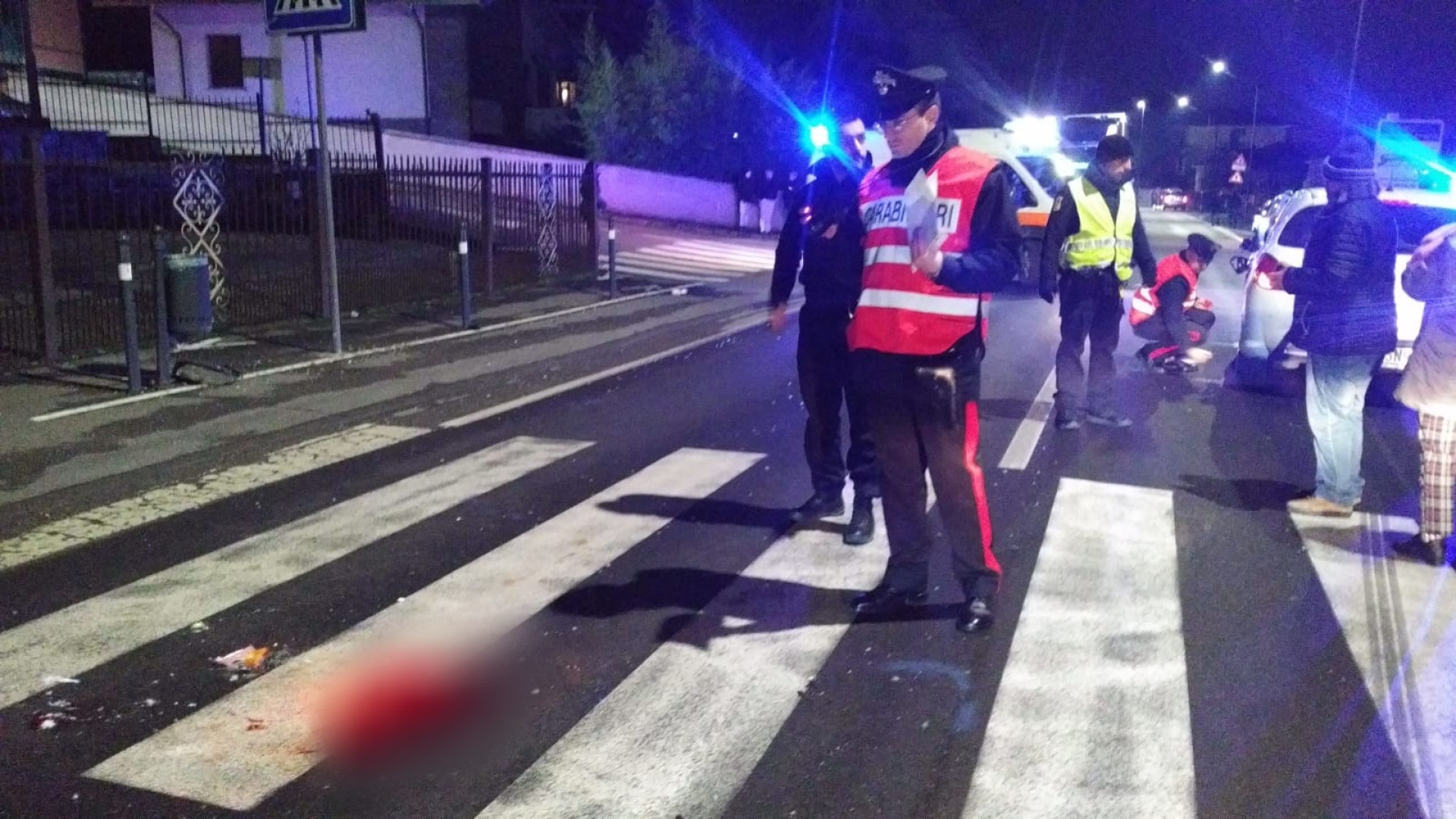 Falciato sulle strisce pedonali, 18enne in condizioni critiche trasportato al pronto soccorso
