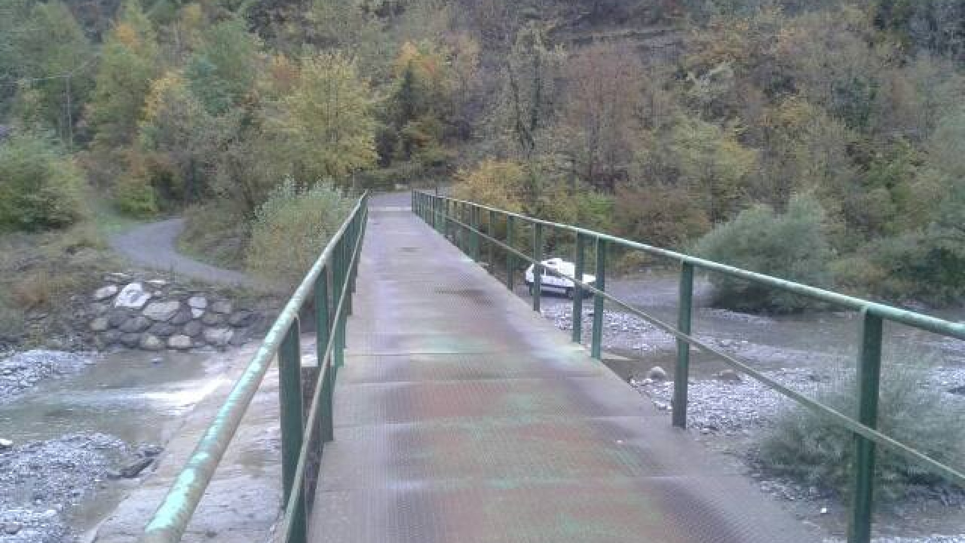 Il ponte di Tartago a rischio crollo. Anziani costretti a guadare il fiume