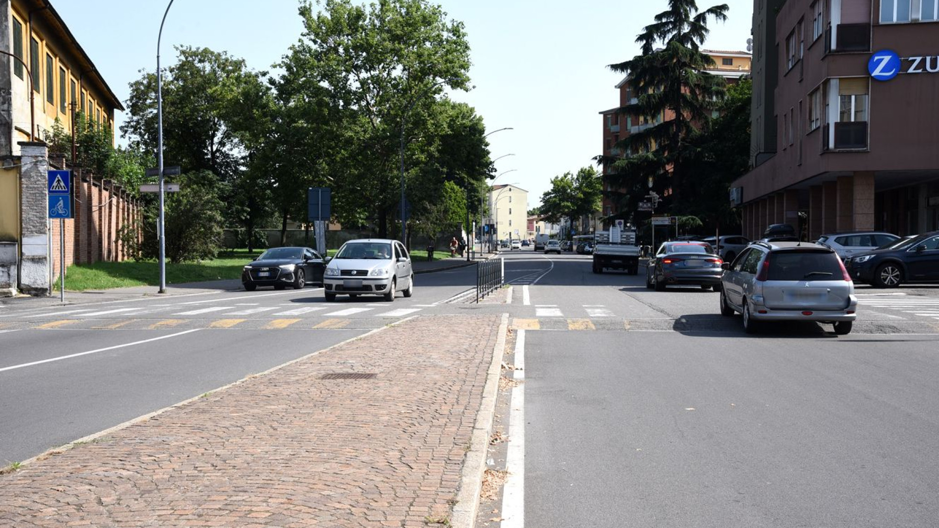 Aggressione dopo un sorpasso a destra: raffica di pugni a un 80enne in auto