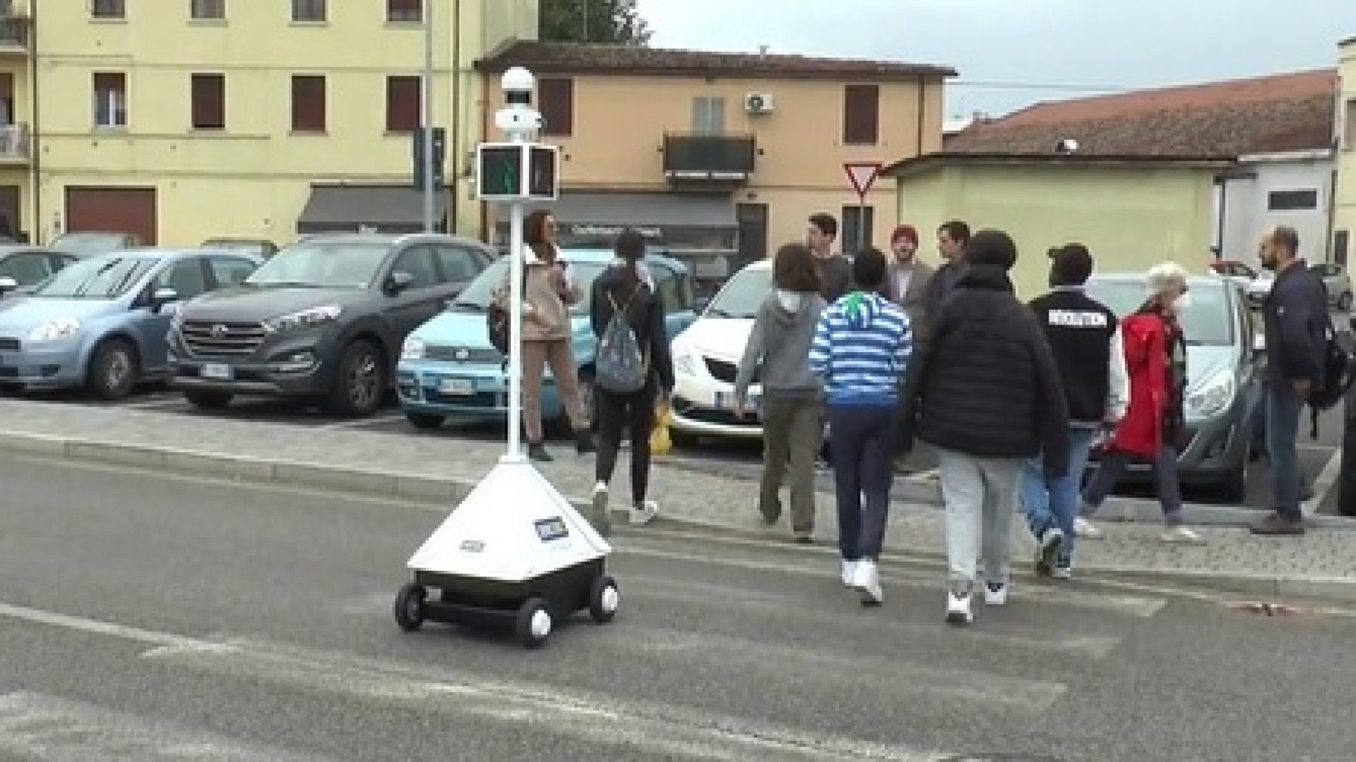 Scende in strada a Modena il robot che ferma le auto per far attraversare i pedoni