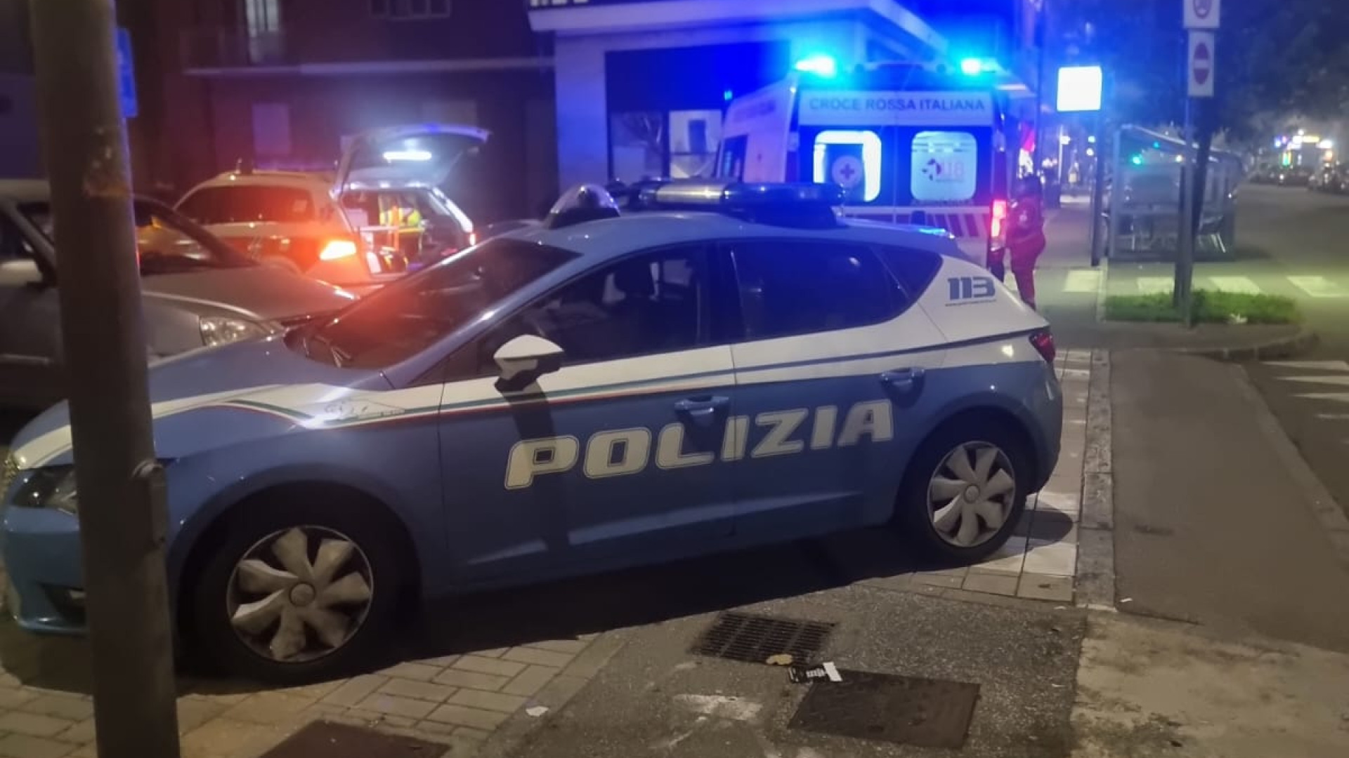 Schiaffi e spintoni tra due donne: giovane le separa ma rimane ferito