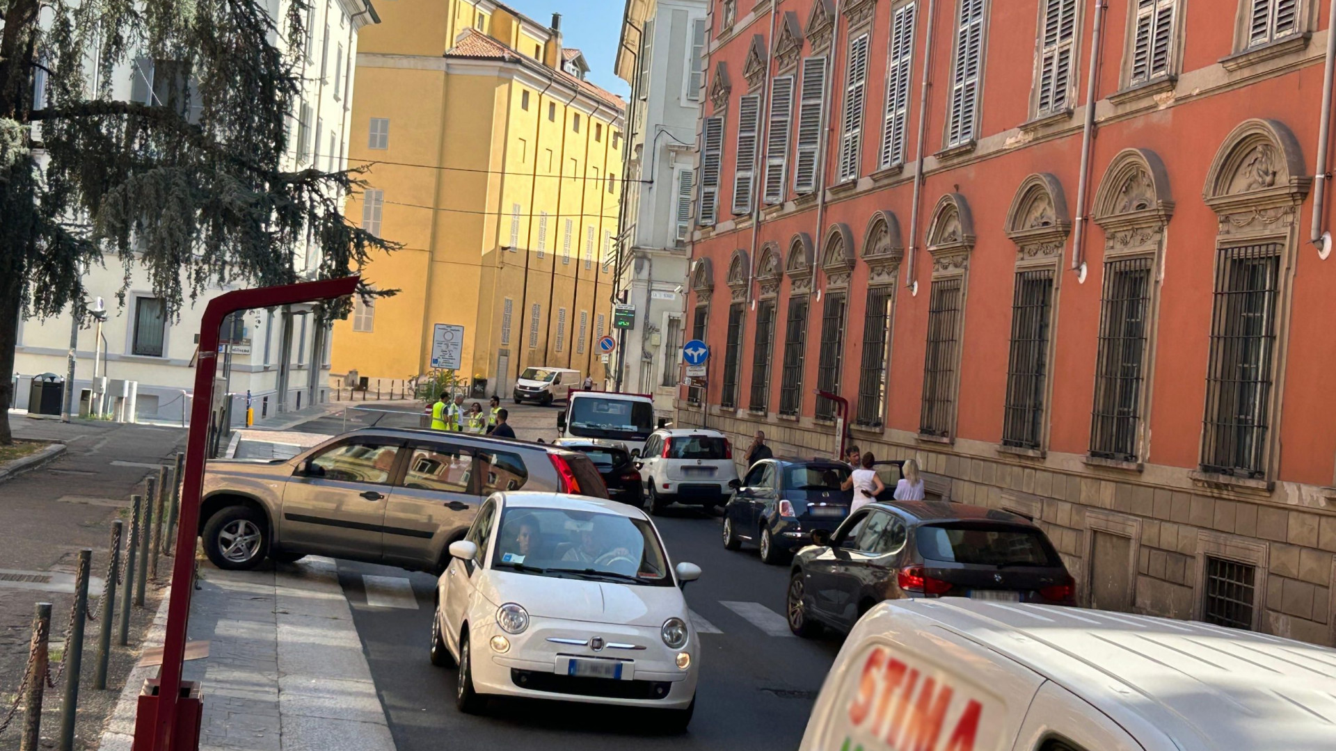 Cantiere in via Giordani: esordio con caos viabilistico tra clacson e retromarce