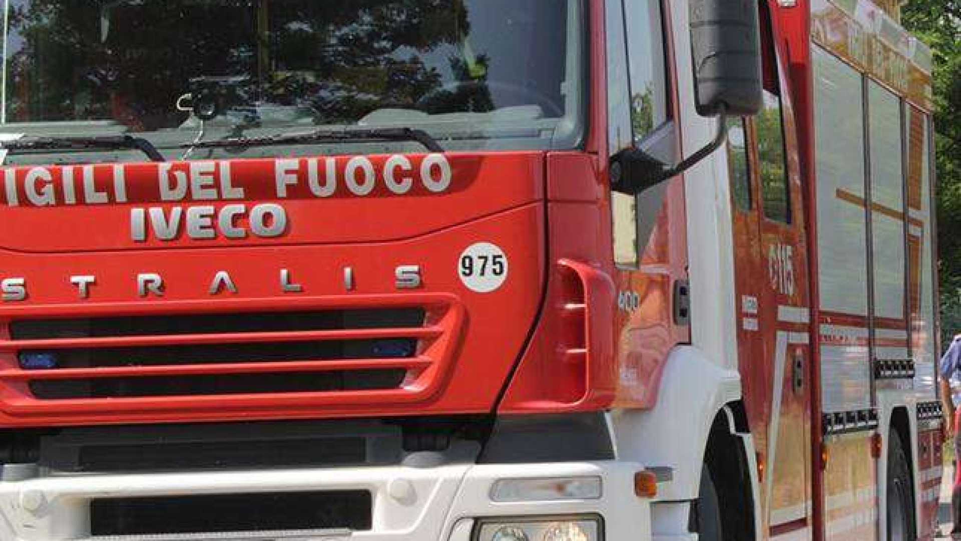 Auto va a fuoco, paura al casello di Piacenza Sud