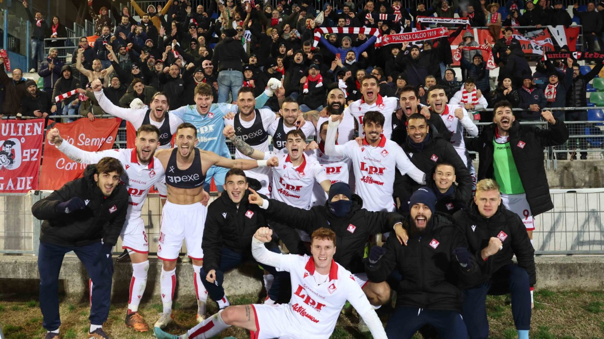Impresa dei biancorossi, decide il rigore di Cesarini. Striscione per Pighi
