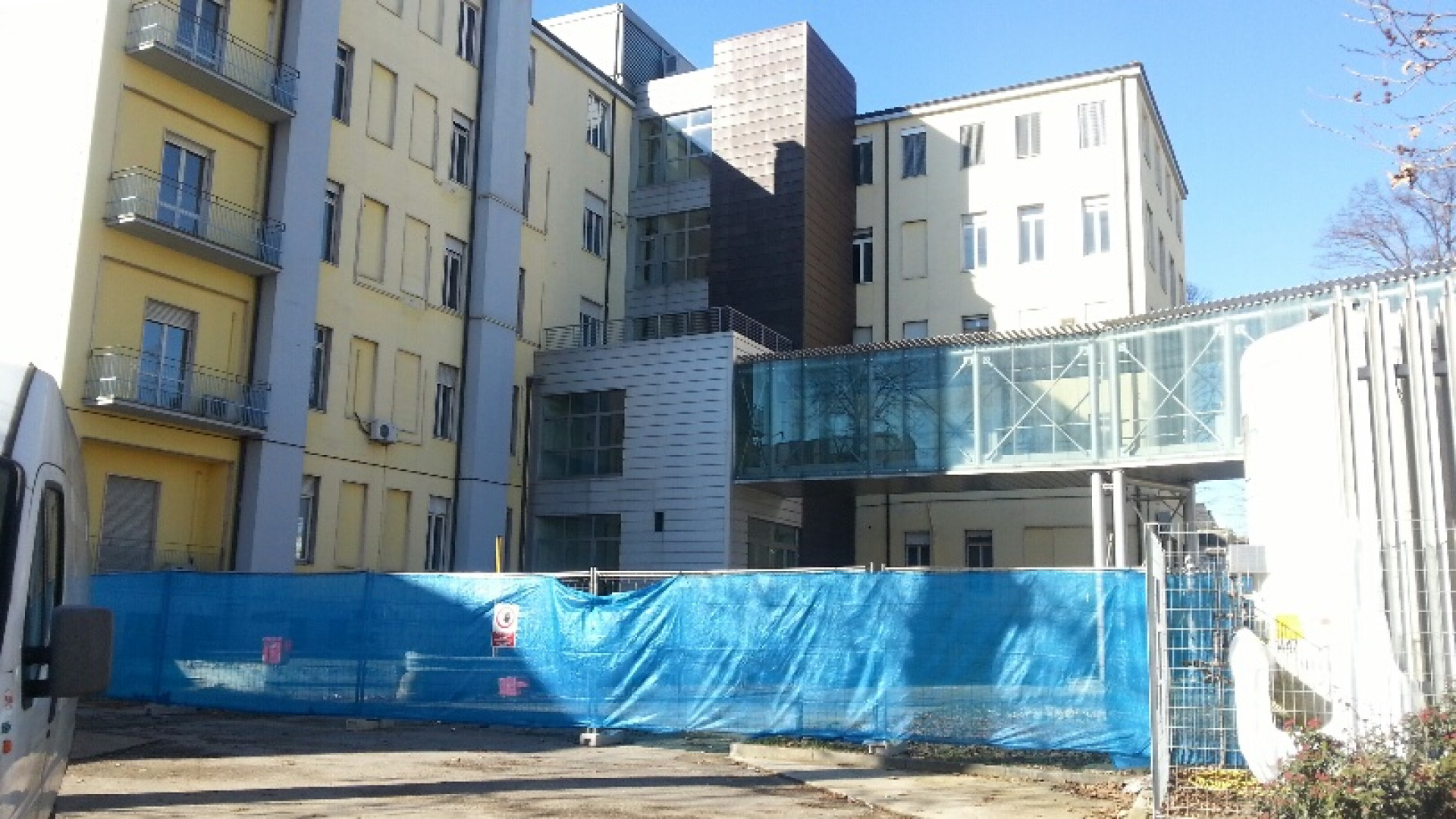 Ospedale di Fiorenzuola: cantiere silente. Prima delle ruspe, la spoliazione