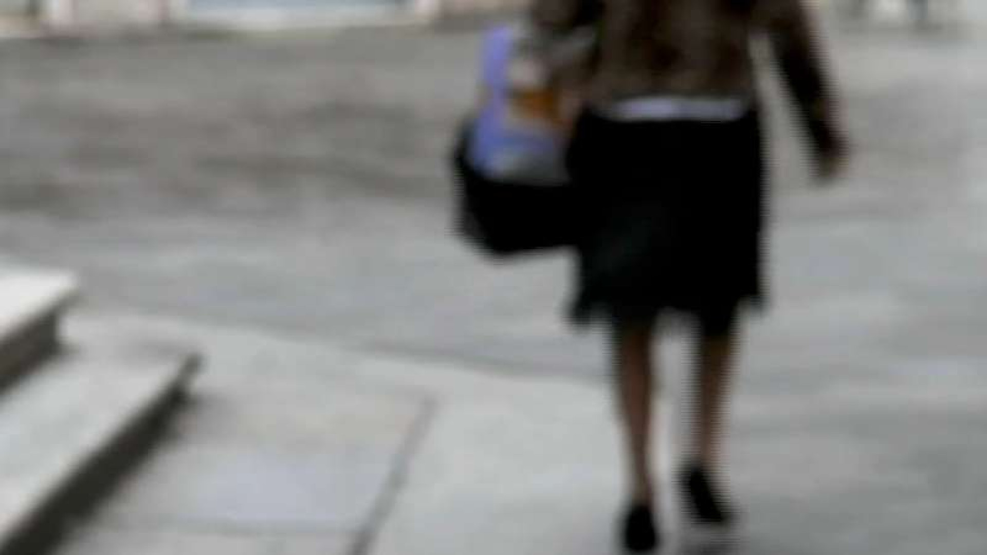 Le strappano collana e orecchini: 80enne finisce all'ospedale
