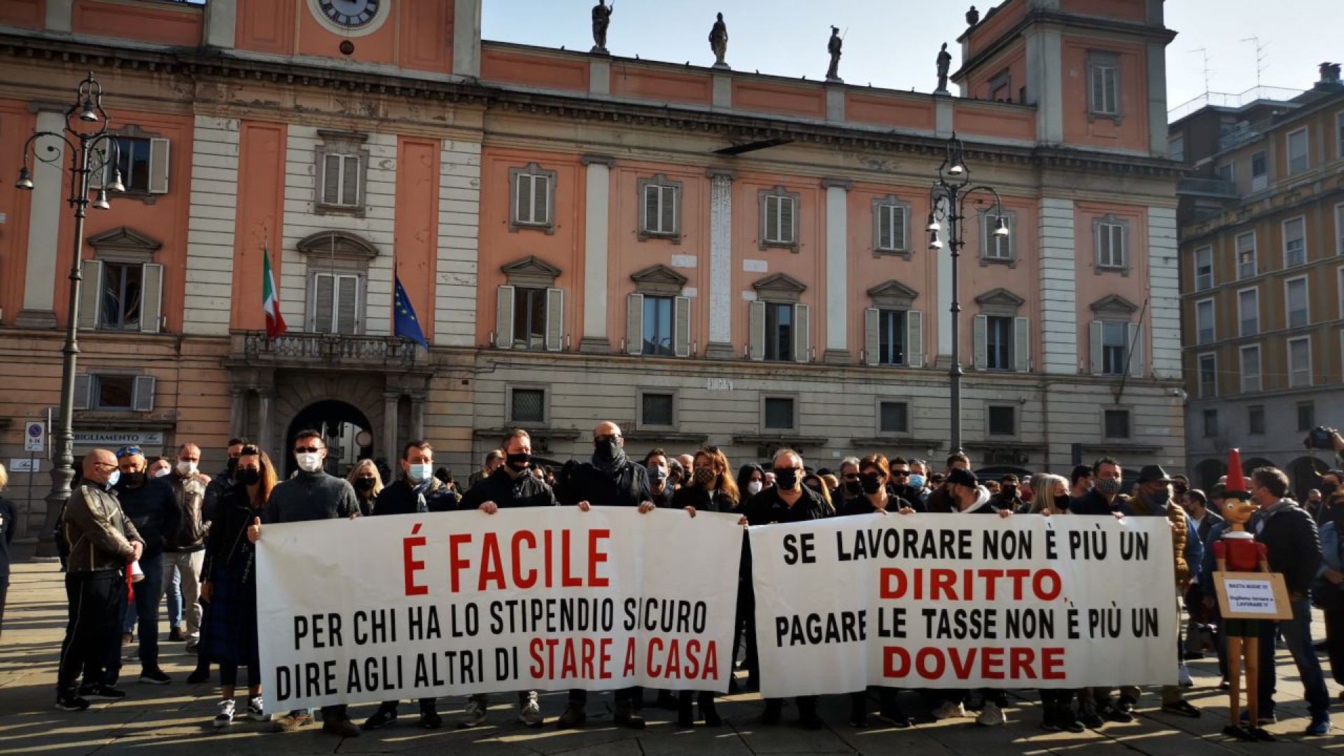 "Vogliamo lavorare, adesso basta": commercianti ed esercenti in piazza