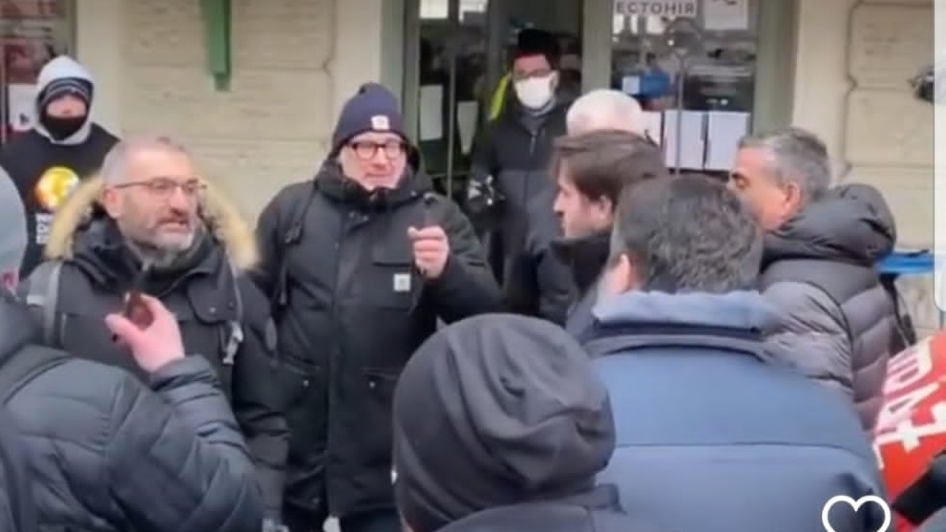 Salvini al confine con l'Ucraina: contestato anche da due fotografi piacentini