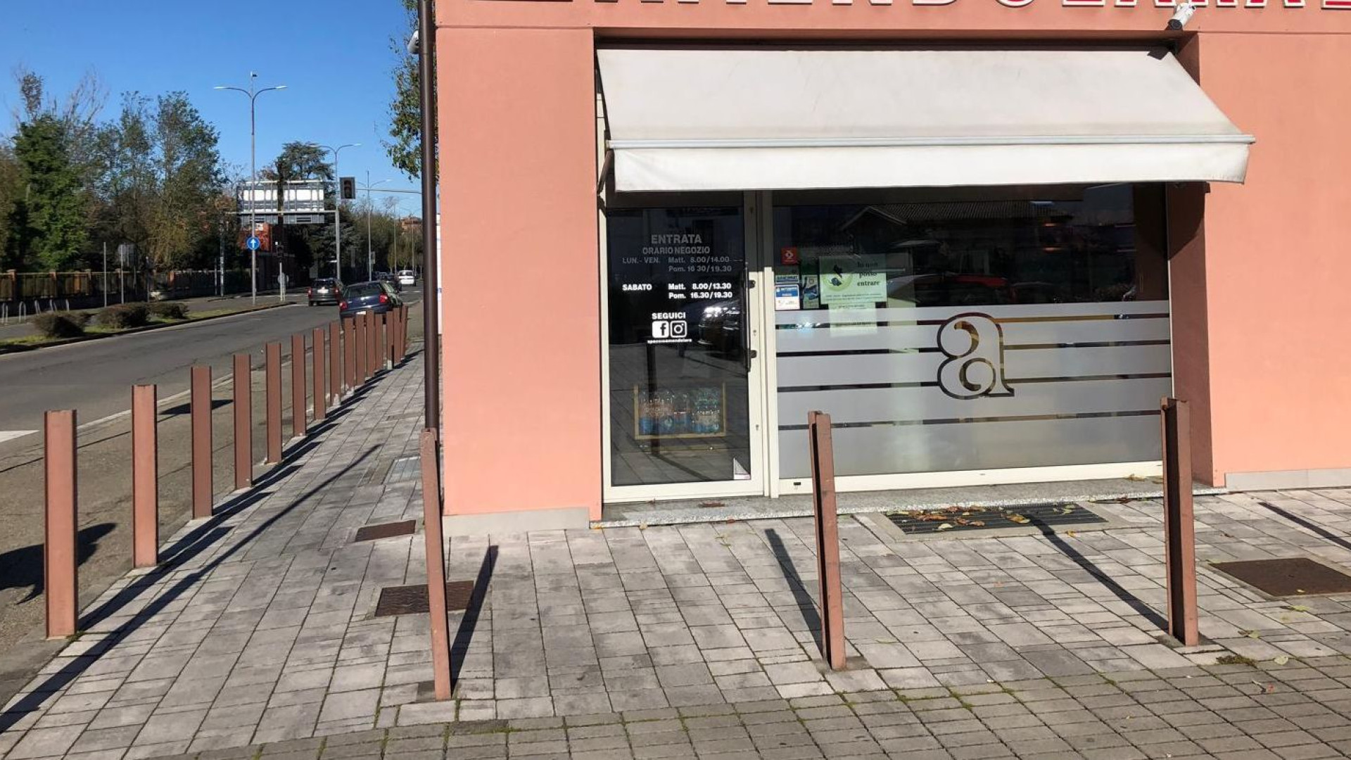 Scassinatori in via Manfredi, saccheggiati di notte spaccio Amendolara e bar del Parco