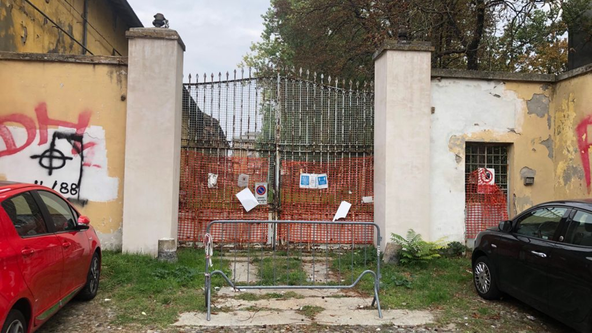 Ex caserma Alfieri, alcuni cittadini: "Aprire il cortile a parcheggio pubblico"