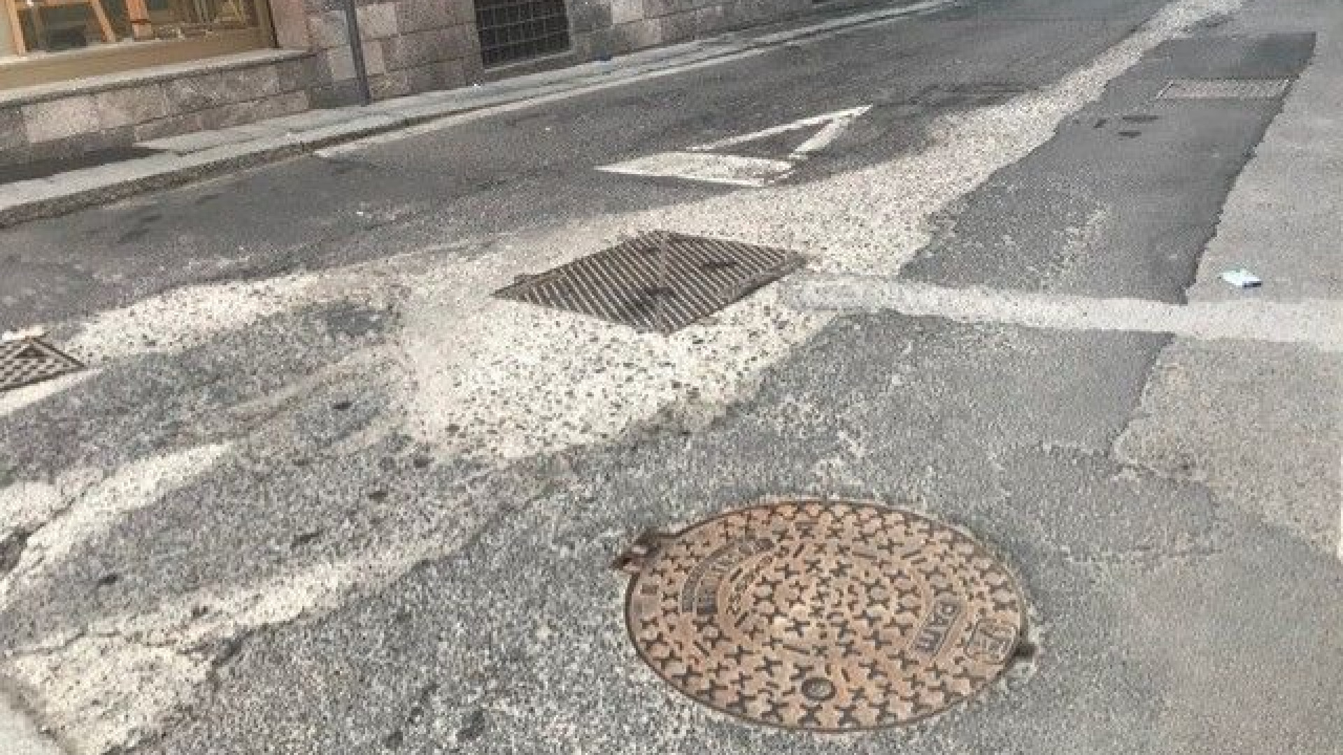 "Via Neve, buche e sassi pericolosi". Residenti sul piede di guerra