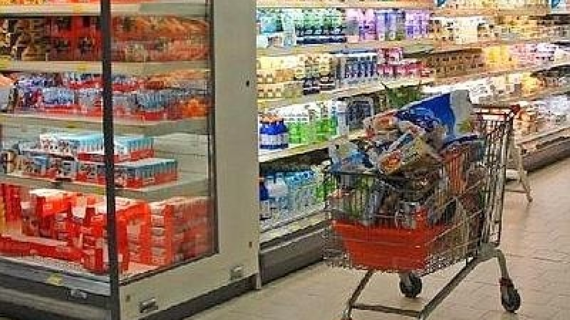 Oltre 700 euro di spesa al supermercato, paga solo la carta igienica: denunciato