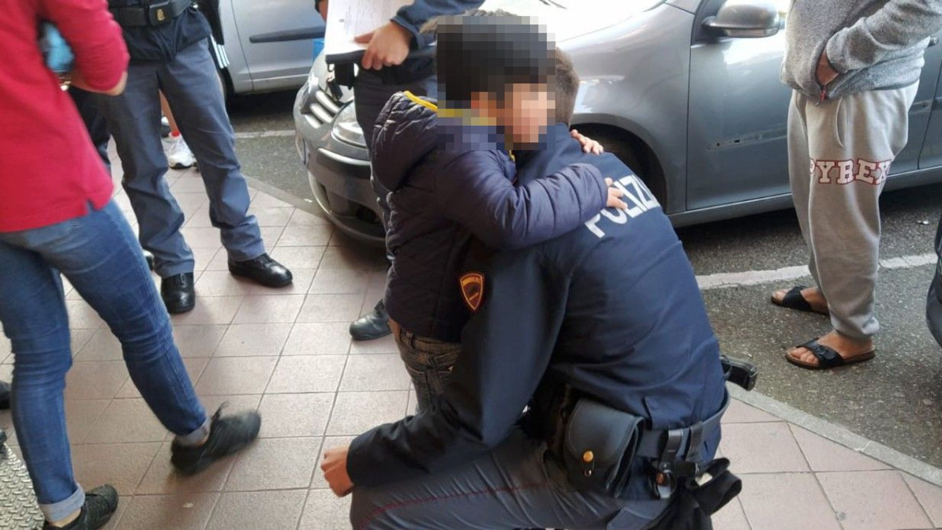 Bambino si perde e non trova più la mamma, l'abbraccio al poliziotto che lo consola