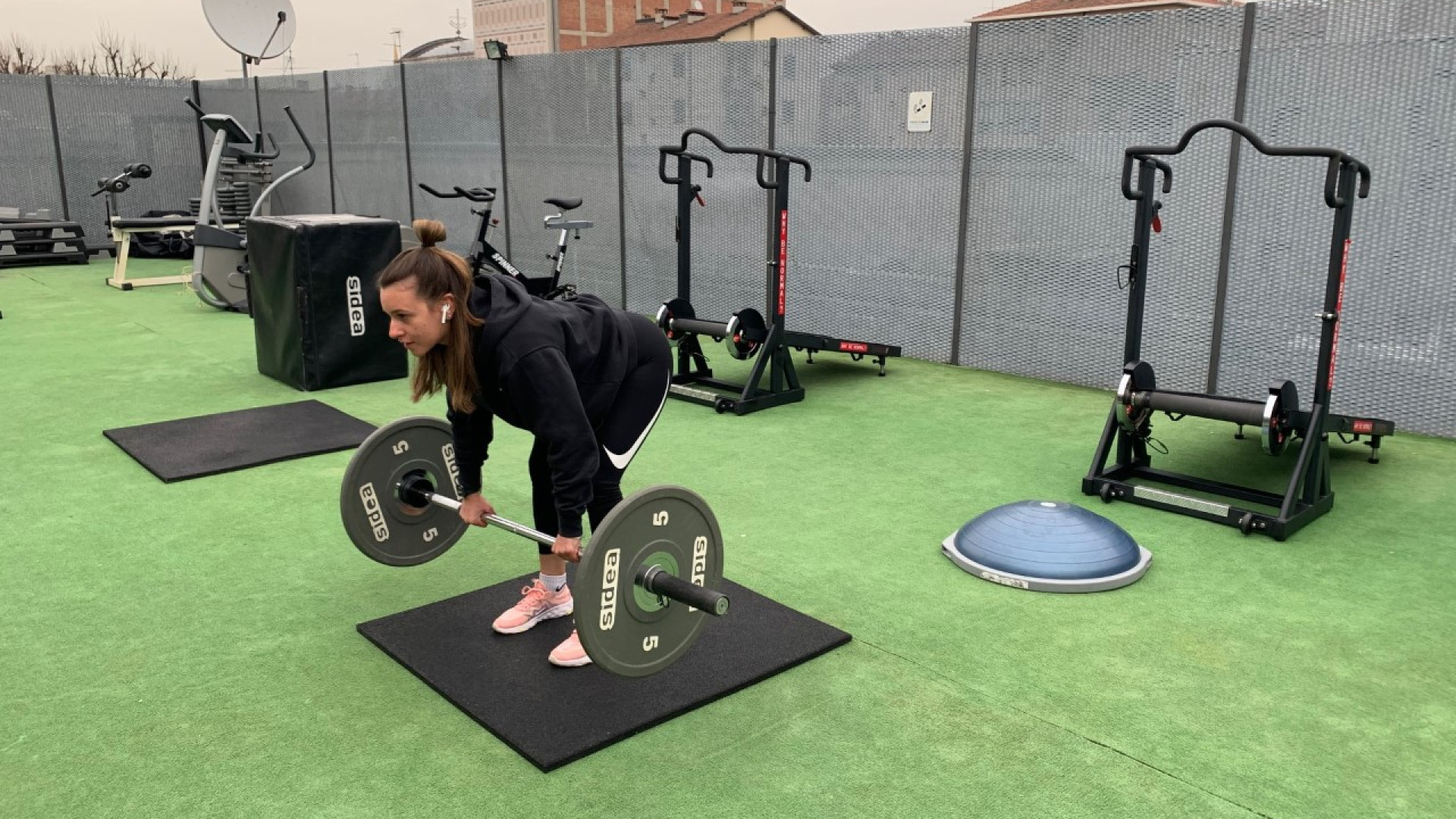 Attrezzi distanziati, corsi all'aperto e niente spogliatoi: le palestre provano a ripartire