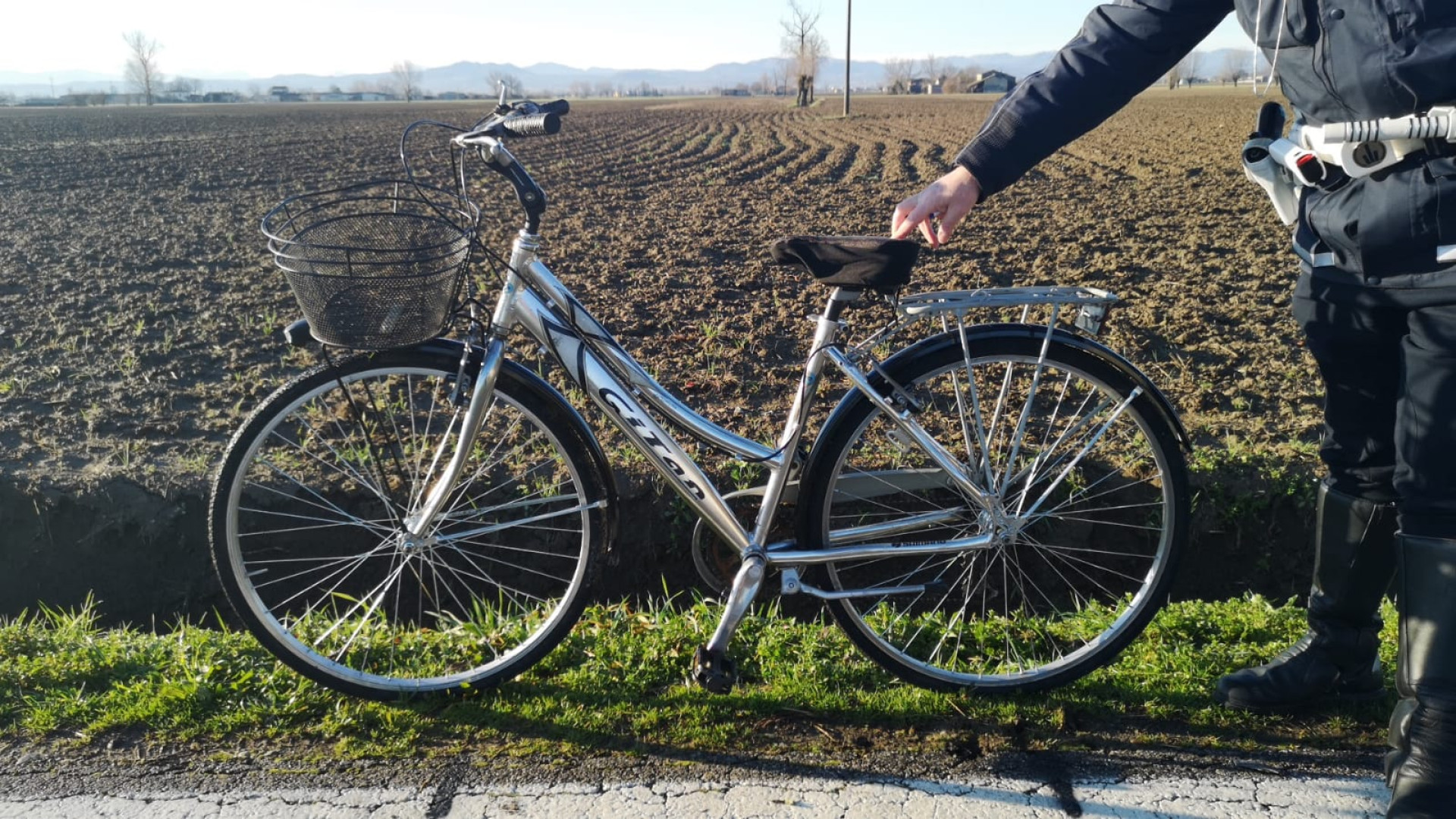 Investe una donna e fugge: caccia al pirata della strada