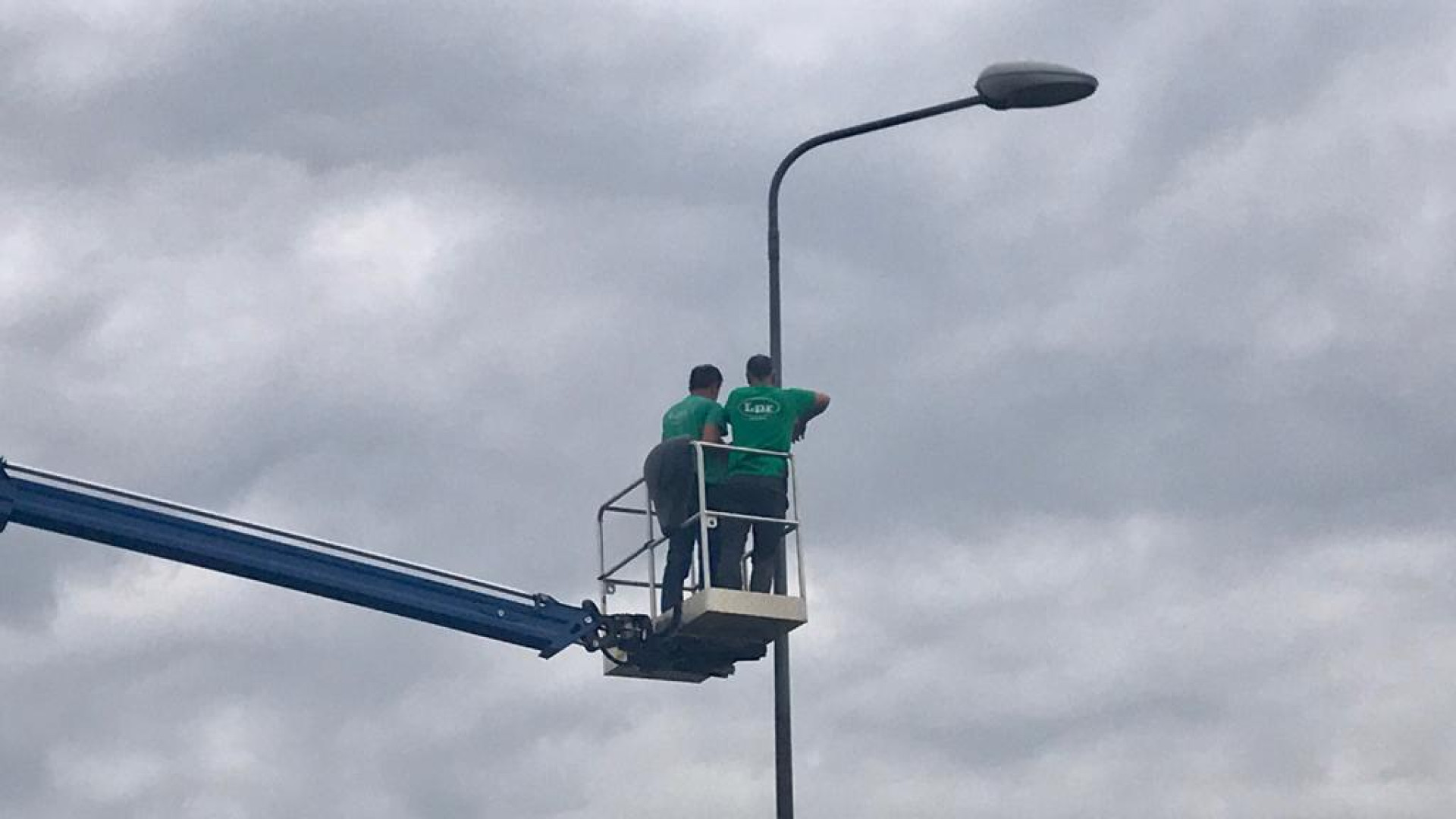 E luce fu: finalmente riaccesi i lampioni di fronte all'Altro Village