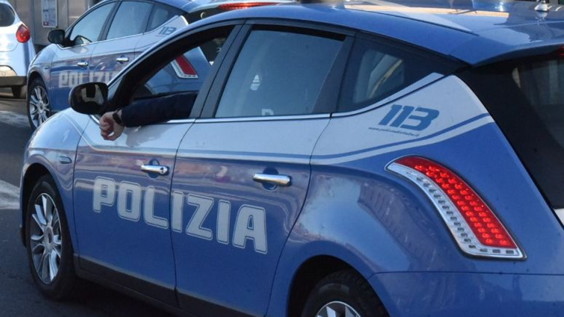 Girava seminudo con un coltello in mano nella zona dello stadio: fermato