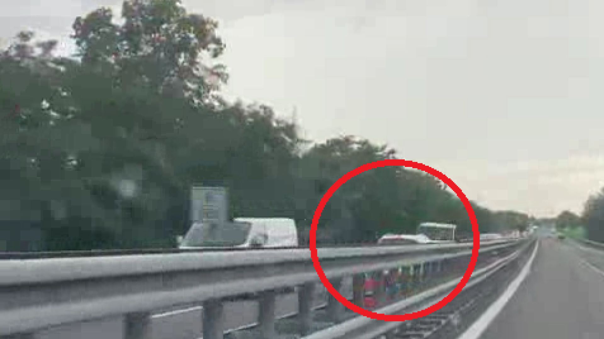 A cento chilometri orari contromano, panico in autostrada a Piacenza