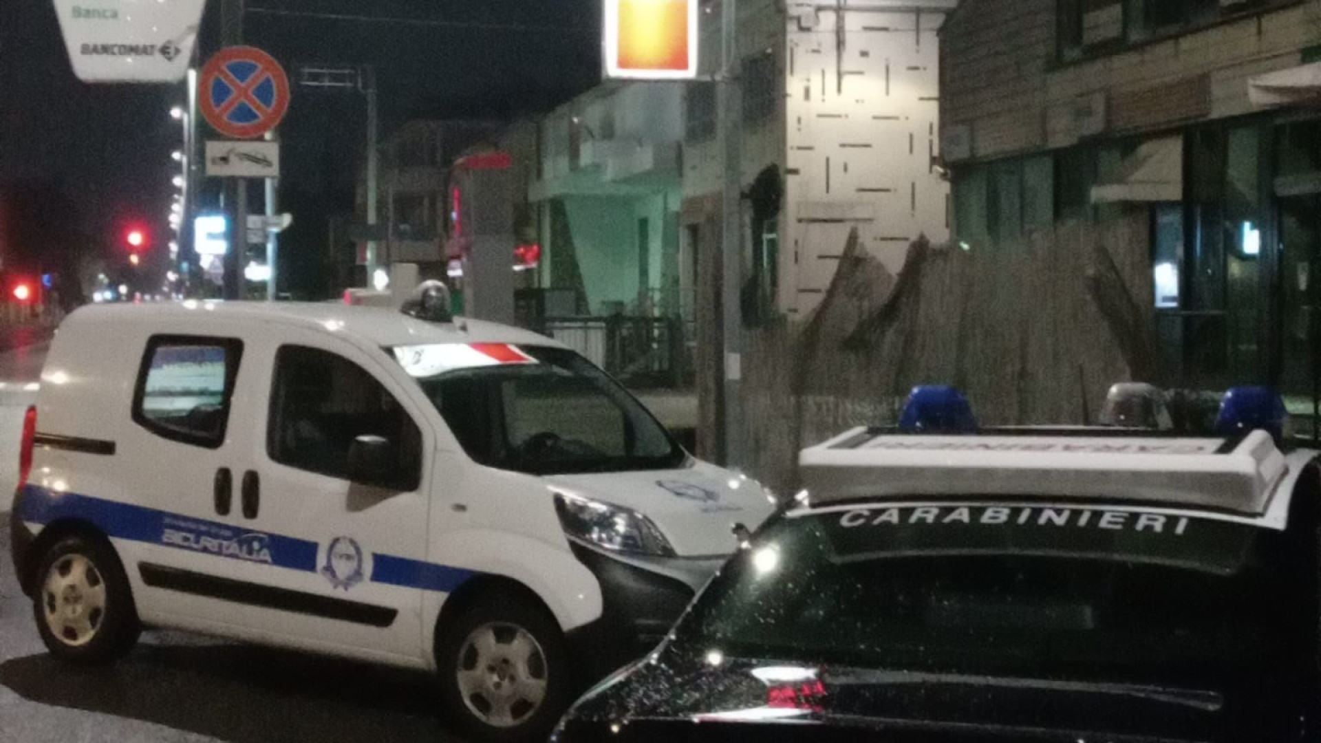 Tenta il colpo due volte in poche ore: ladro in fuga abbandona il vino rubato