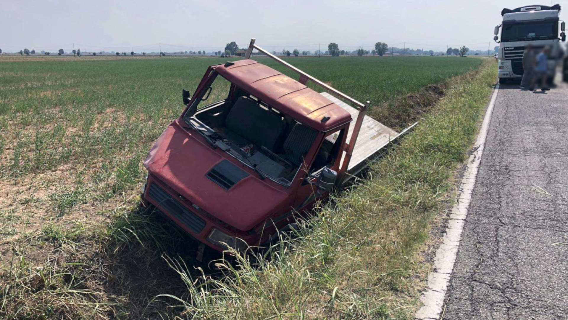 Sbalzato dalla guida finisce sotto al suo furgone. Gravissimo